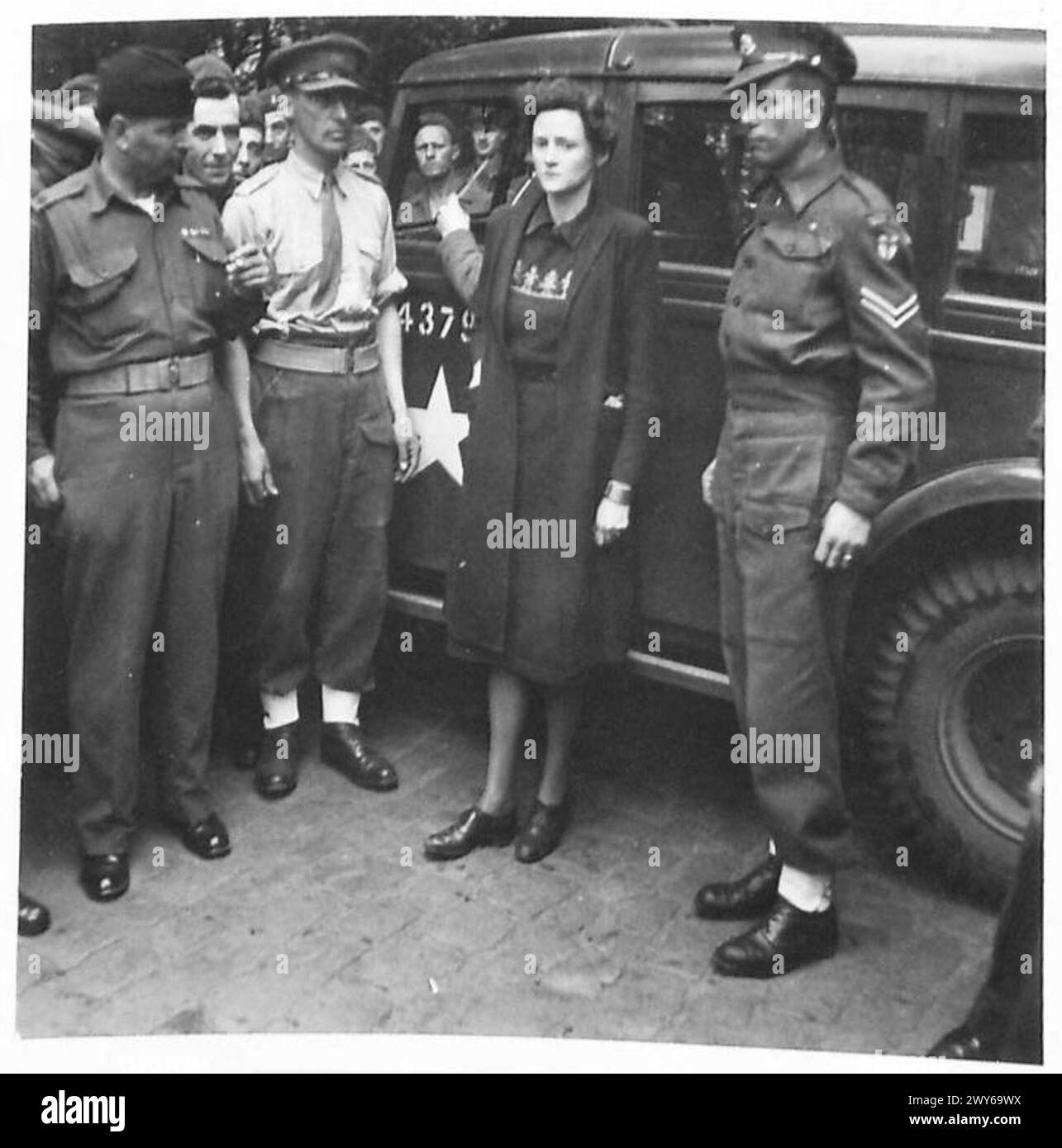 Mrs. William Joyce ist mit William Joyce im Hauptquartier der britischen 2. Armee abgebildet. Das Foto zeigt ihre Teilnahme an einer Veranstaltung der 21. Armee der British Army. Stockfoto