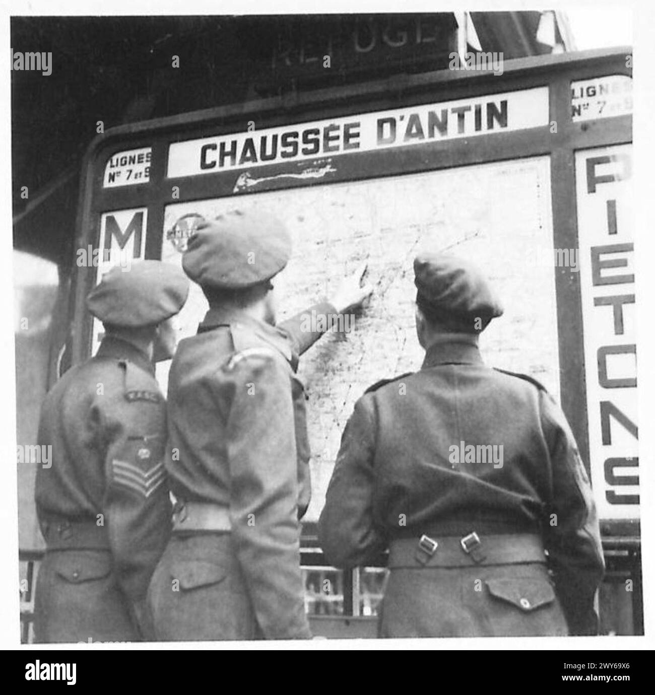 SOLDATENTOURISTEN - drei Sightseeing-Soldaten planen ihren nächsten Besuch mit Hilfe einer Karte außerhalb der Metro, der Pariser U-Bahn. Britische Armee, 21. Armeegruppe Stockfoto