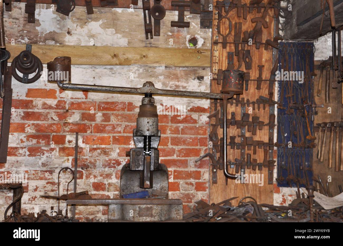 Eine Fliegenpresse und eine Vielzahl von Schmiedewerkzeugen beim Wiederaufbau einer Schmiede im viktorianischen Dorf im Preston Park Museum bei Stockton on Stockfoto