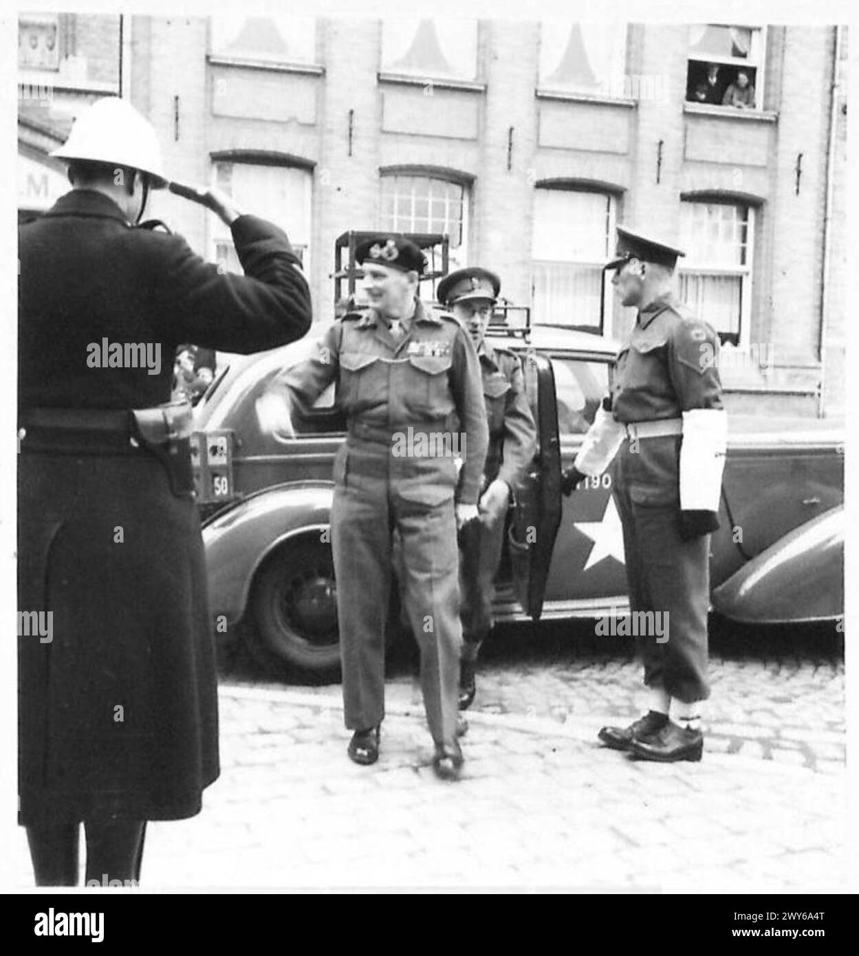 EINSETZUNG DURCH FELDMARSCHALL MONGTOMERY IN YPERN - belgischer Polizist begrüßt Feldmarschall. Britische Armee, 21. Armeegruppe Stockfoto