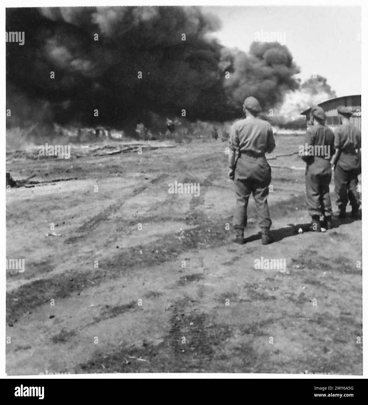 Das Konzentrationslager Bergen-Belsen wird mit Flammenwerfer verbrannt, was die Zerstörung der Anlage nach der Befreiung zeigt. Stockfoto