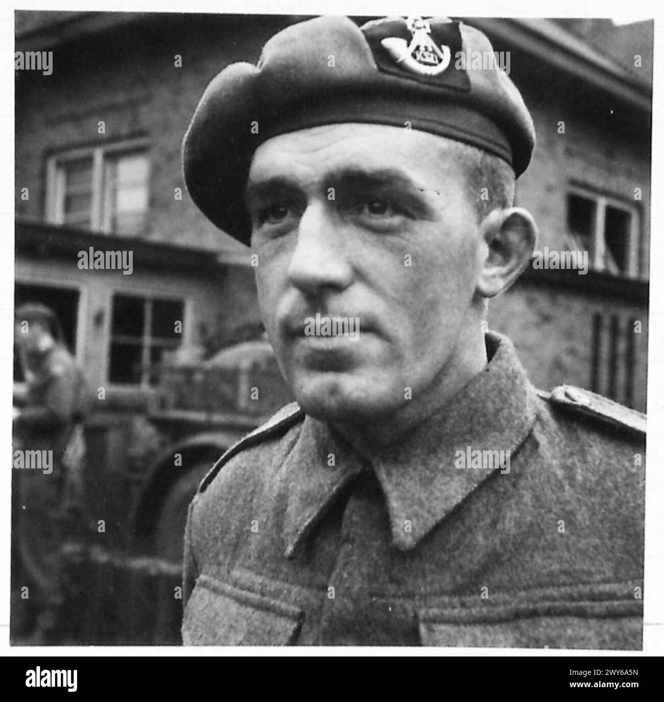 R.S.M. Lawrence von der 4. King’s Shropshire Light Infanterie überwacht die Bataillonaktivitäten in einem Lager der britischen Armee. Stockfoto