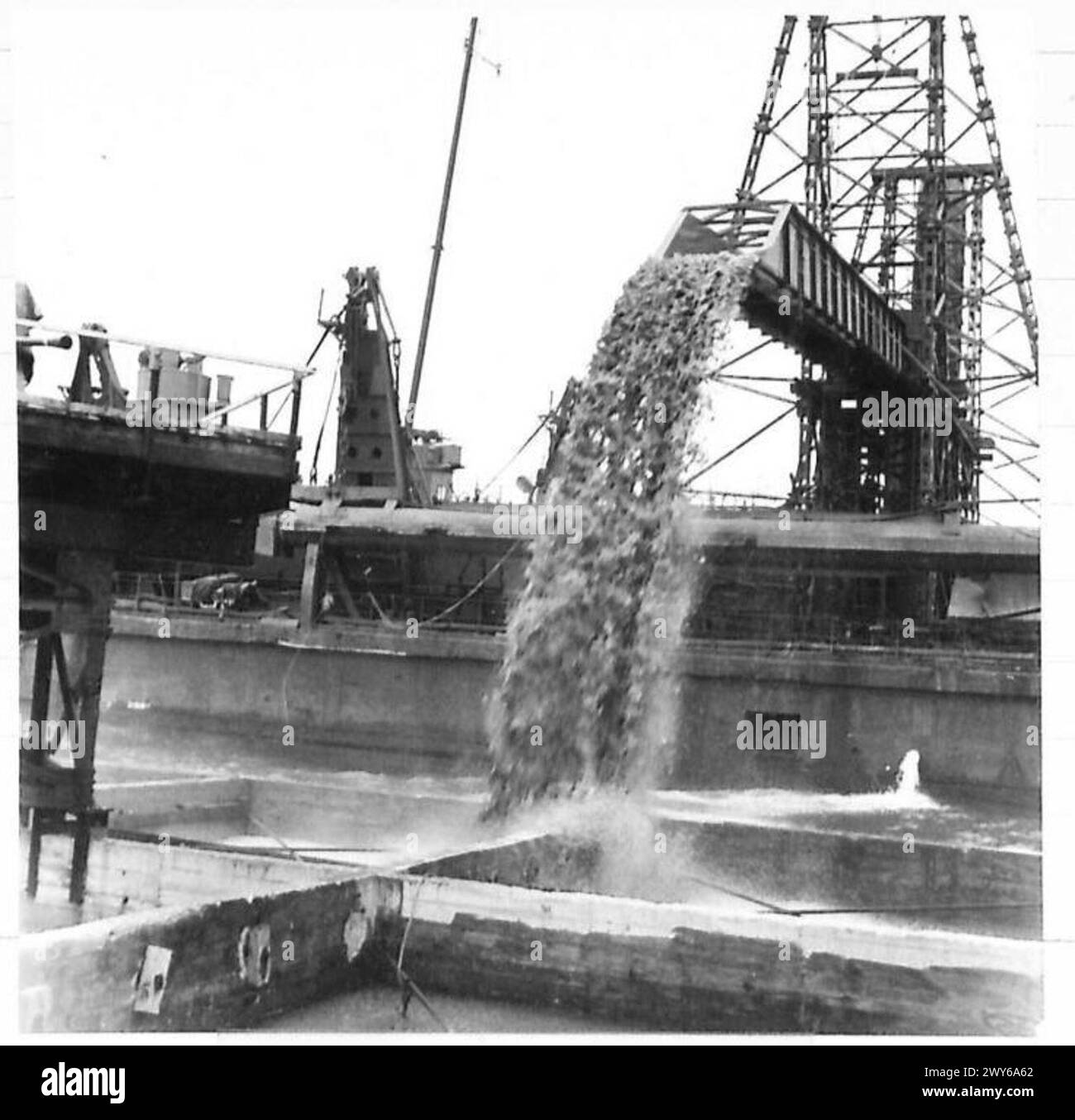 FOTOS VON VORGEFERTIGTEN ANSCHLÜSSEN USW. - Dreder pumpt Sand in Wellenbrechereinheiten, britische Armee, 21. Armeegruppe Stockfoto