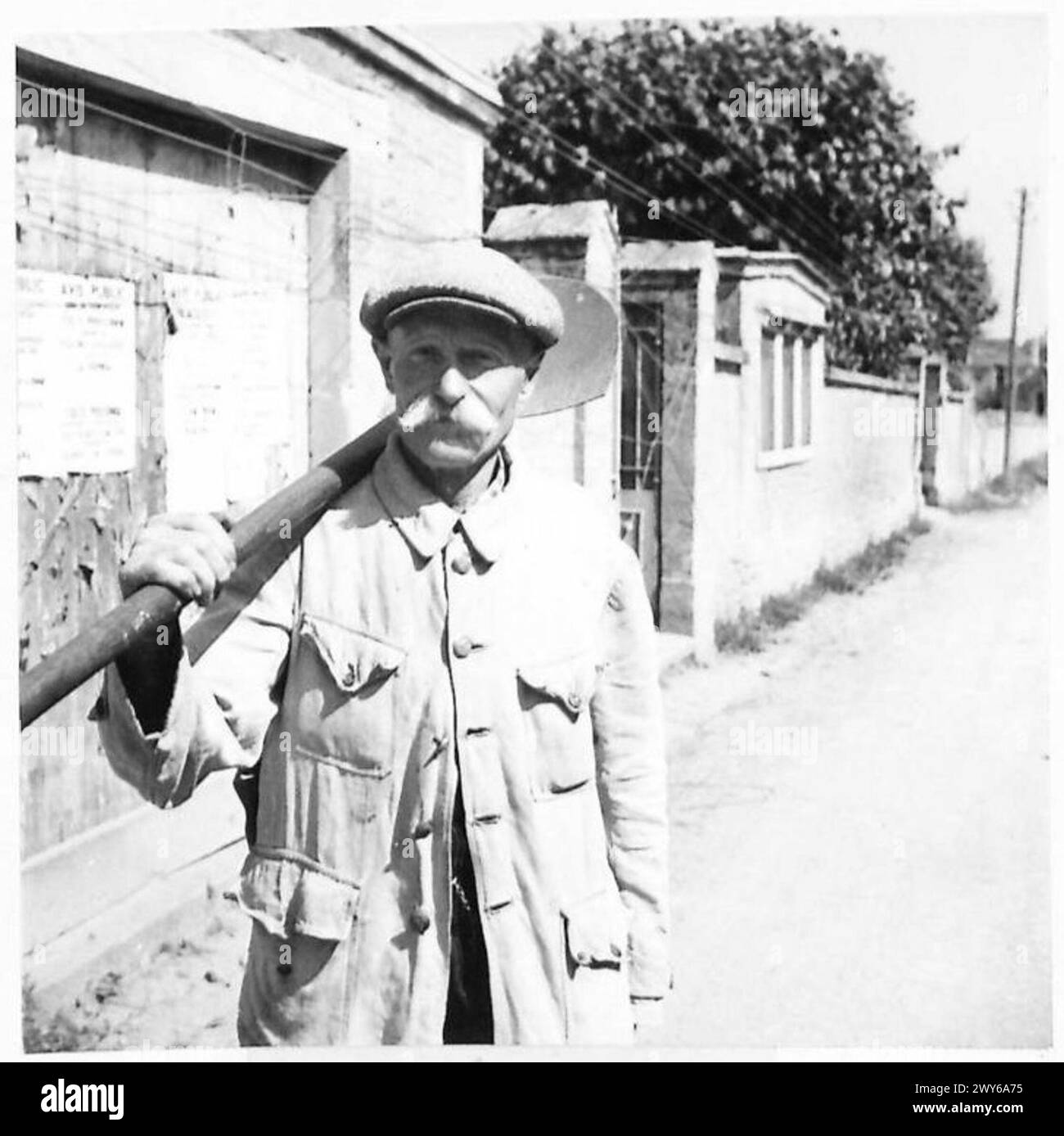 ZIVILARBEIT IN DER NORMANDIE - Monsieur Jules Maheux, der 63 Jahre alte Arbeiter, dessen Mut und Entschlossenheit den Geist Frankreichs widerspiegeln. (Siehe Story). Britische Armee, 21. Armeegruppe Stockfoto