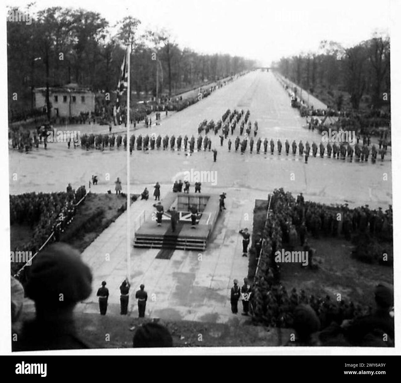 Mitglieder der 7. Panzerdivision nehmen am Bruch der Union Jack während einer Flaggenzeremonie in Berlin teil. Britische Armee, 21. Armeegruppe anwesend. Stockfoto
