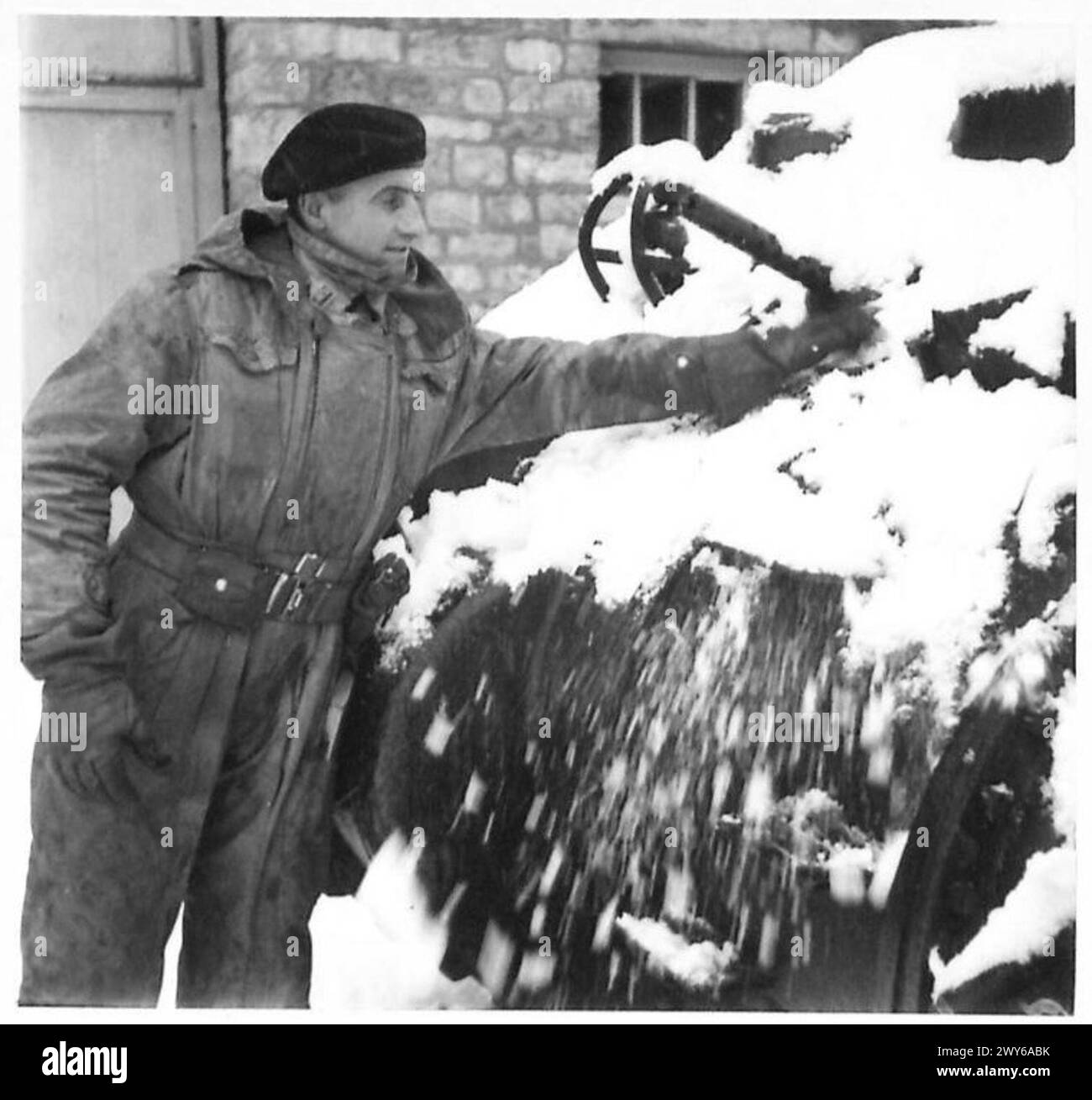 UNSERE TRUPPEN LÄCHELN IMMER NOCH DURCH TPR. Eric French von Sandhurst sorgte dafür, dass der Schnee auf dem vorderen Maschinengewehr weggefegt wurde. Britische Armee, 21. Armeegruppe Stockfoto