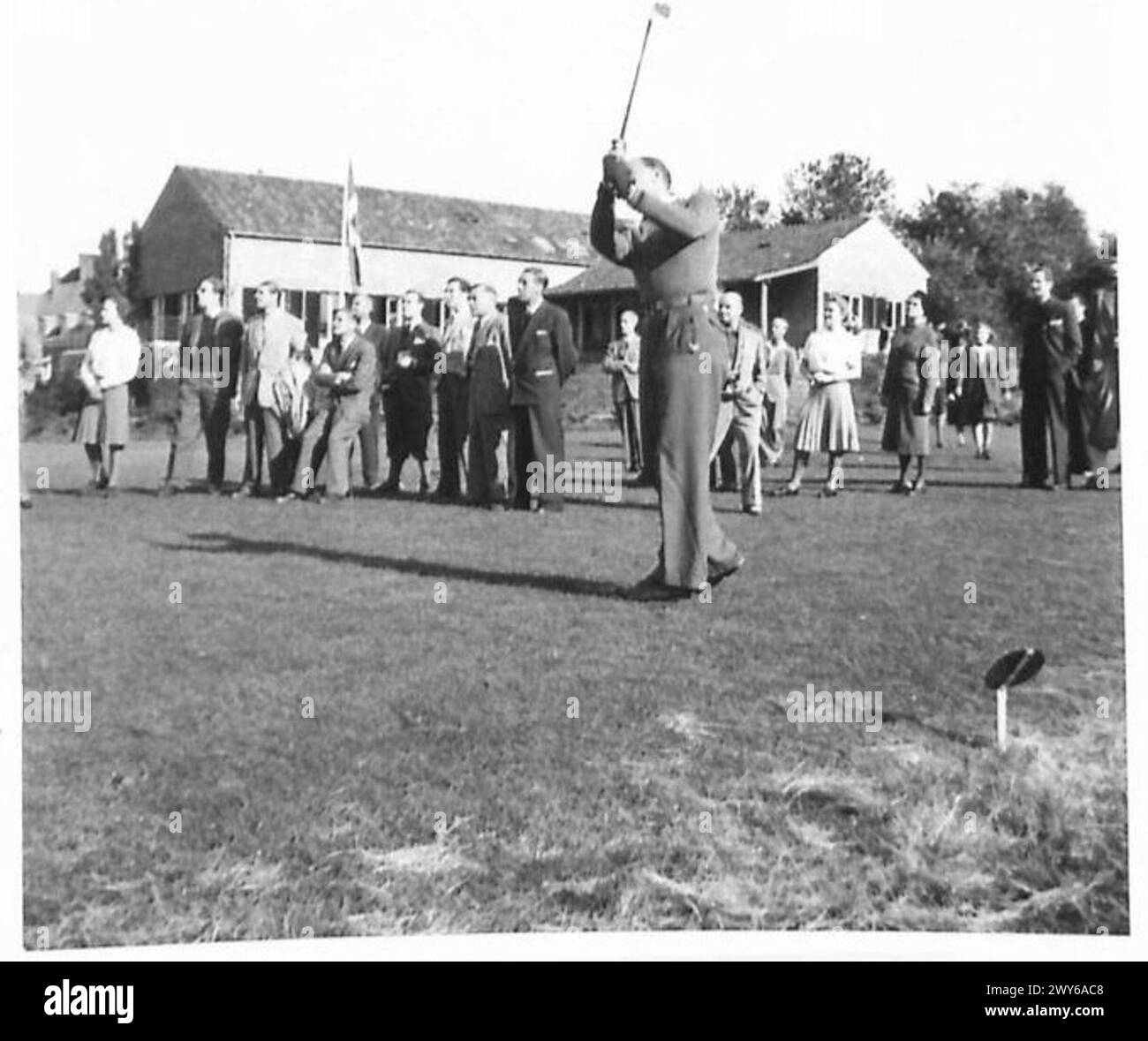 Leutnant Bullock beginnt das englisch-dänische Golfturnier, indem er vom ersten Abschlag abfährt und das Militär bei einem Sportereignis vertritt. Stockfoto
