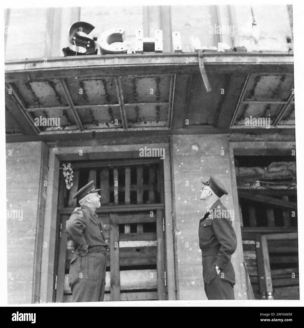 Basil Dean besucht das in Trümmern befindliche Schiller Theater in Berlin. Das Theater galt früher als eines der schönsten der Stadt. Stockfoto