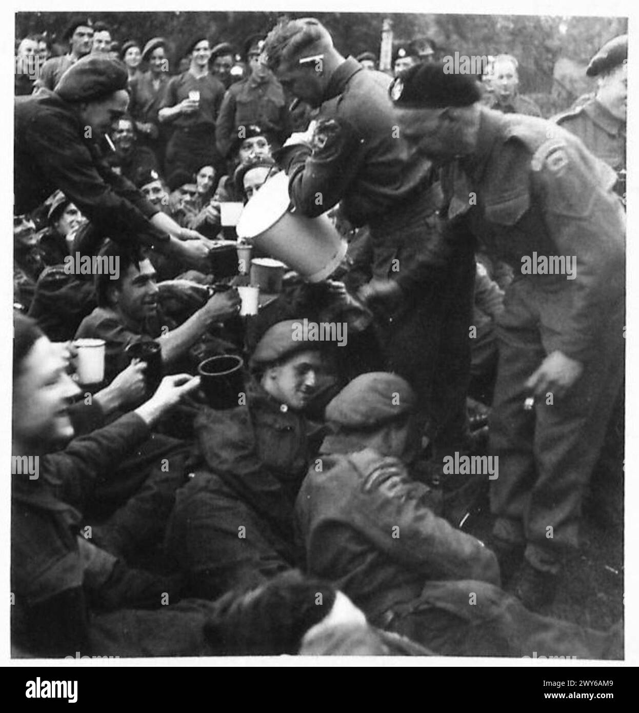 Die Truppen der britischen Armee, 21st Army Group, erhalten Bier während eines Konzerts, während die 3rd Division unterwegs ist. Stockfoto