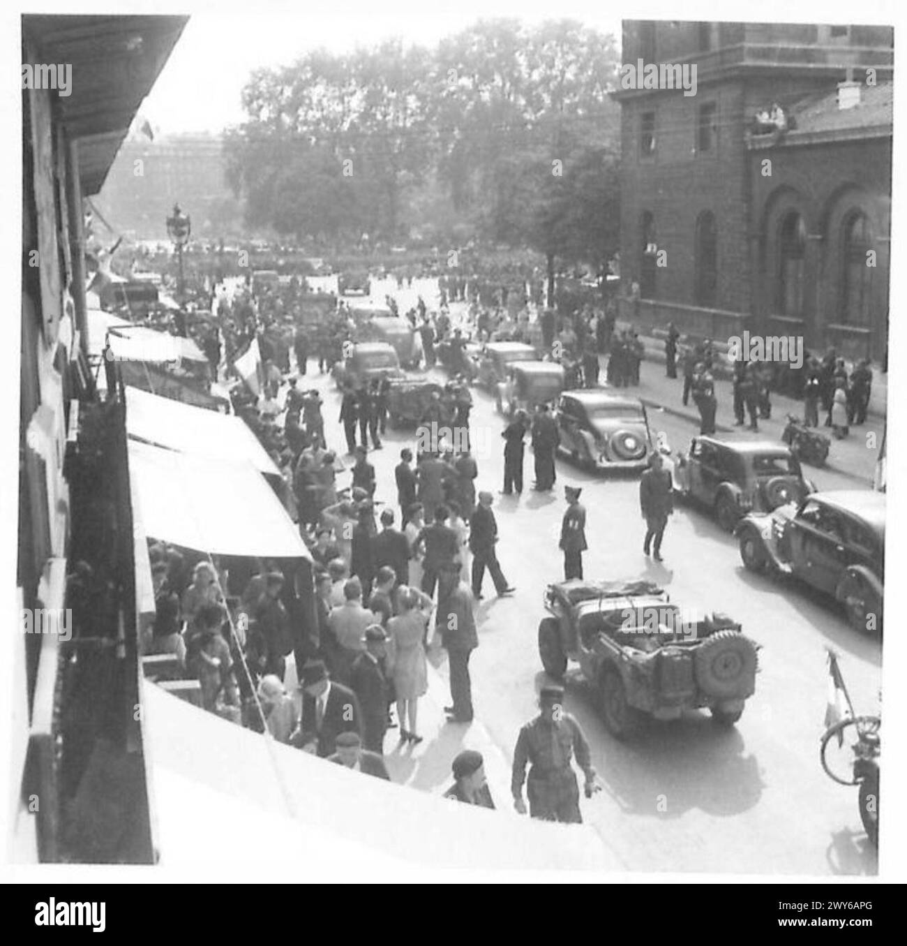 General de Gaulle trifft bei Notre Dame ein, während deutsche Scharfschützen feuern, während Pariser in Sicherheit fliehen; General und Stab bleiben unter der britischen Armee, 21. Armeegruppe, unverletzt. Stockfoto