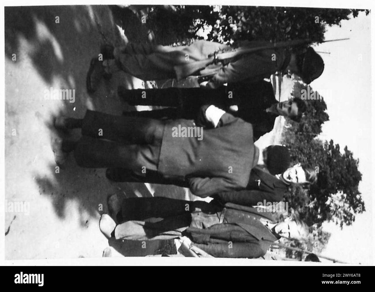 Truppen der 11. Panzerdivision und der Guards Panzerdivision befragen Zivilisten entlang der Grenze, British Army, 21st Army Group. Stockfoto