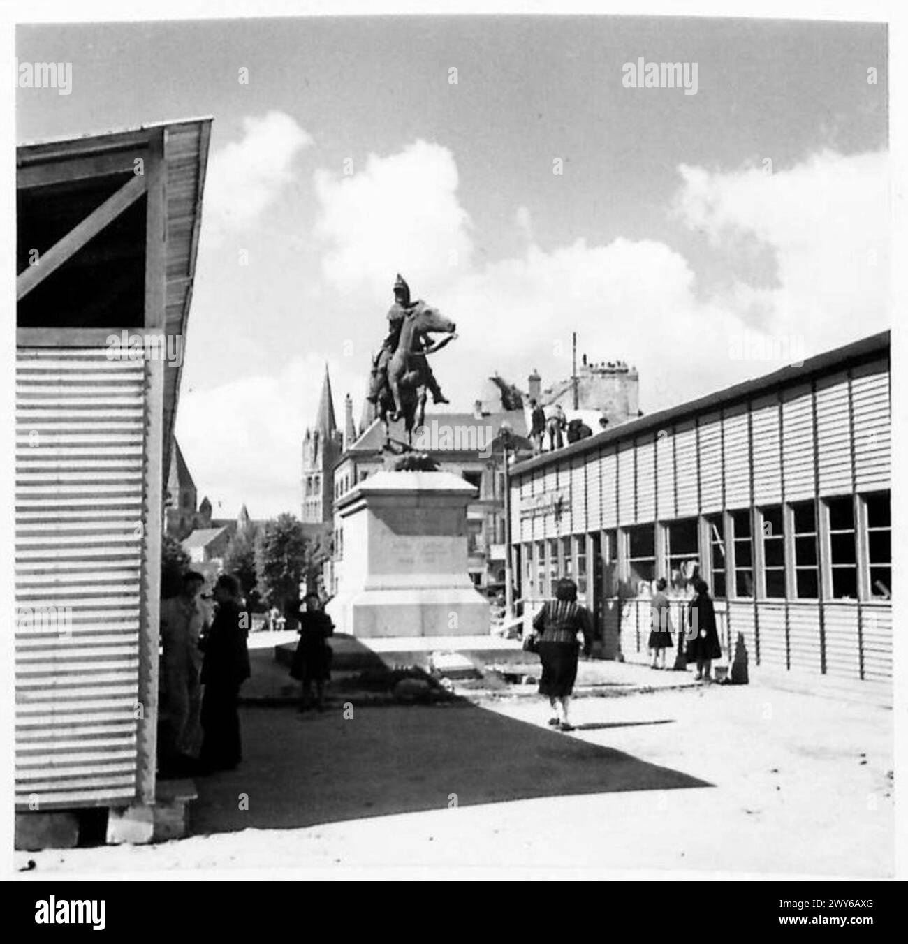 In Caen wurden provisorische Holzläden gebaut, um Einwohnern und Soldaten nach der Zerstörung im Krieg zu ermöglichen. Stockfoto