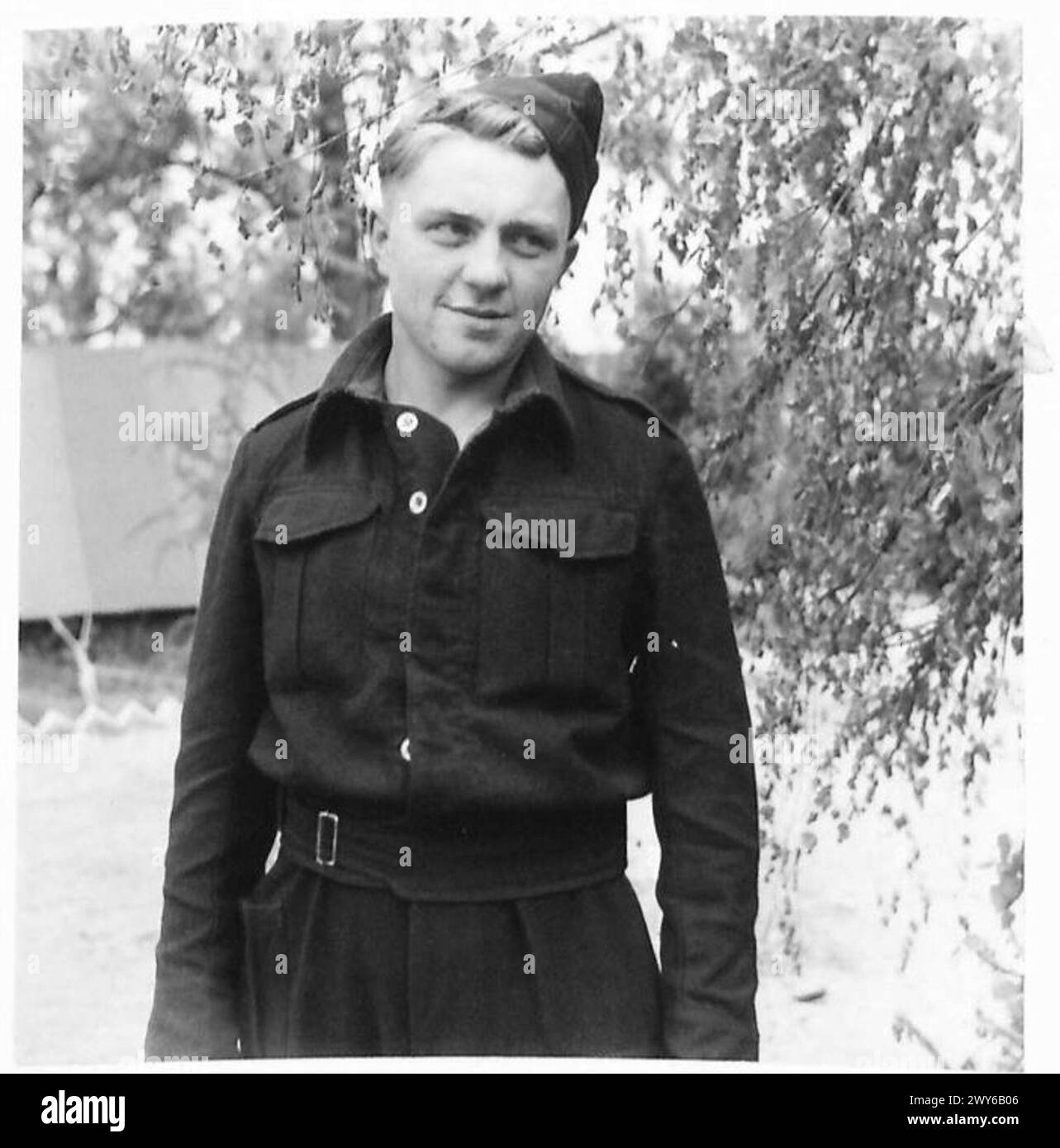 Nahaufnahmen zeigen russische Vertriebene verschiedener Altersgruppen und Berufe, die während des Zweiten Weltkriegs in einem Lager der britischen Armee lebten Stockfoto Nahaufnahmen zeigen russische Vertriebene verschiedener Altersgruppen und Berufe, die während des Zweiten Weltkriegs in einem Lager der britischen Armee lebten Stockfoto