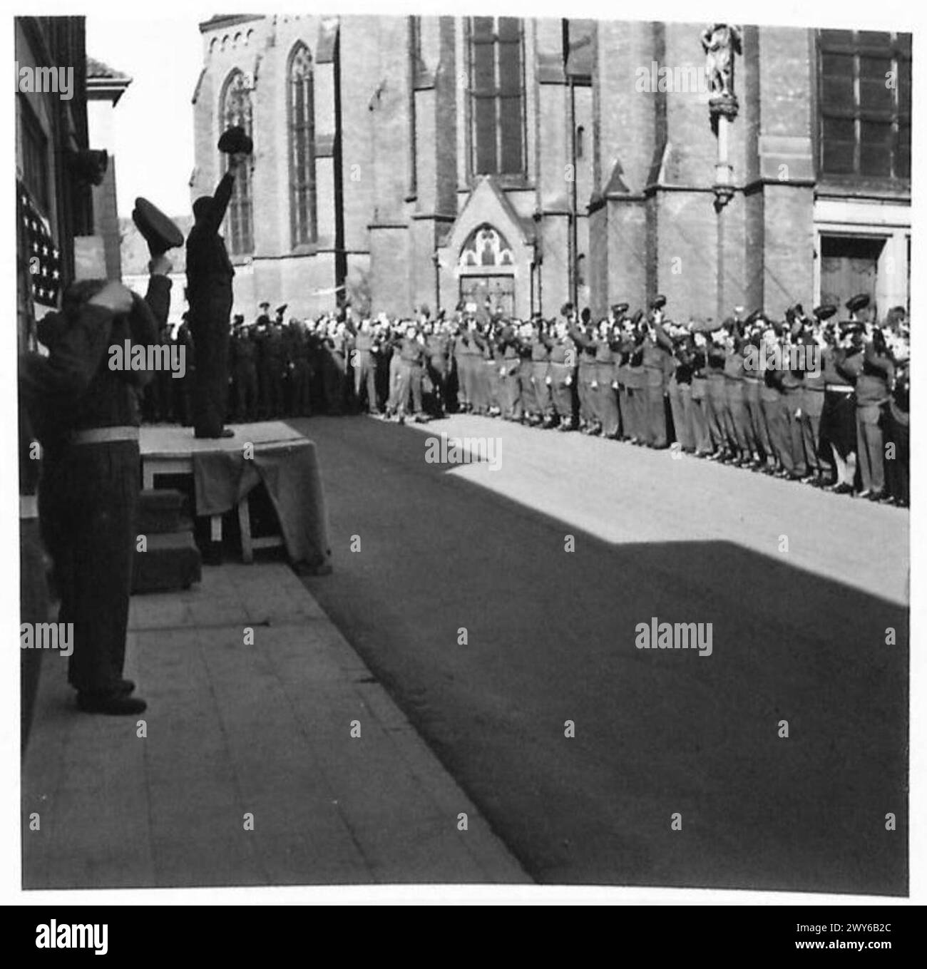 V.E.DAY-PARADE DES 1. KORPS - drei Anfeuerungen für M. der König. Britische Armee, 21. Armeegruppe Stockfoto