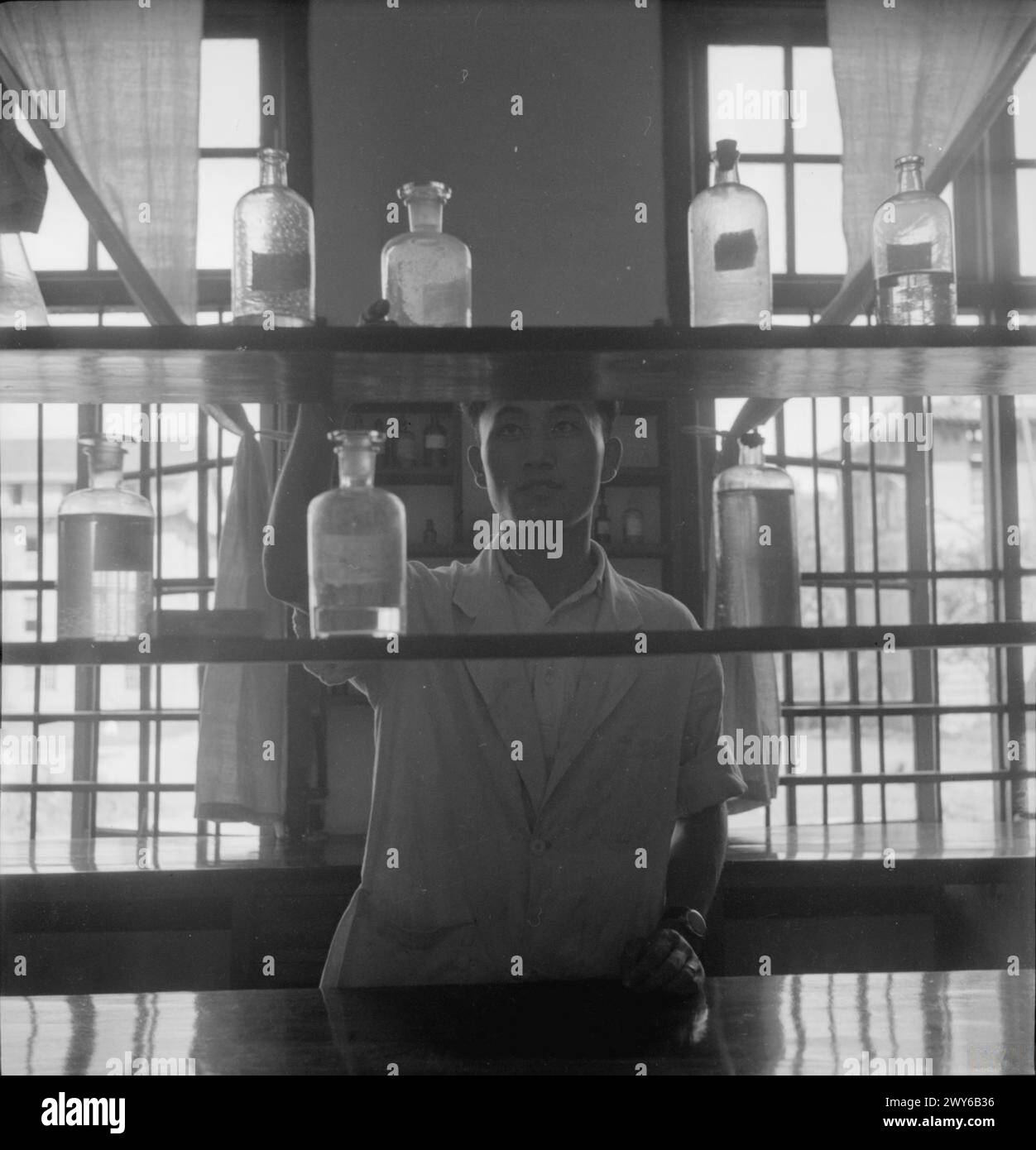 Ein Schwarzweiß-Negativfoto von Cecil Beaton, das Szenen aus Indien, Birma und China zwischen 1943 und 1944 aufnimmt. Stockfoto