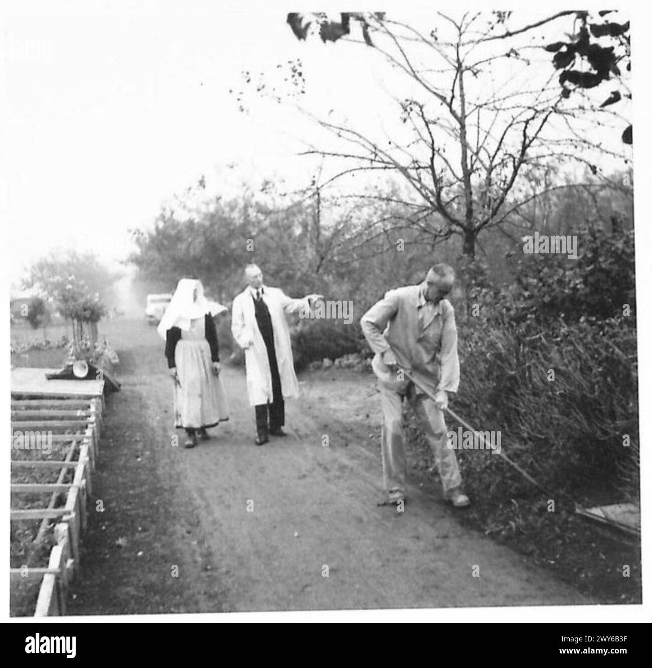 Der Oberbürgermeister und eine Nonne inspizieren das Krankenhausgelände im Rahmen der Umstrukturierung der Zivilverwaltung in Köln unter Aufsicht der Britischen Rheinarmee. Stockfoto