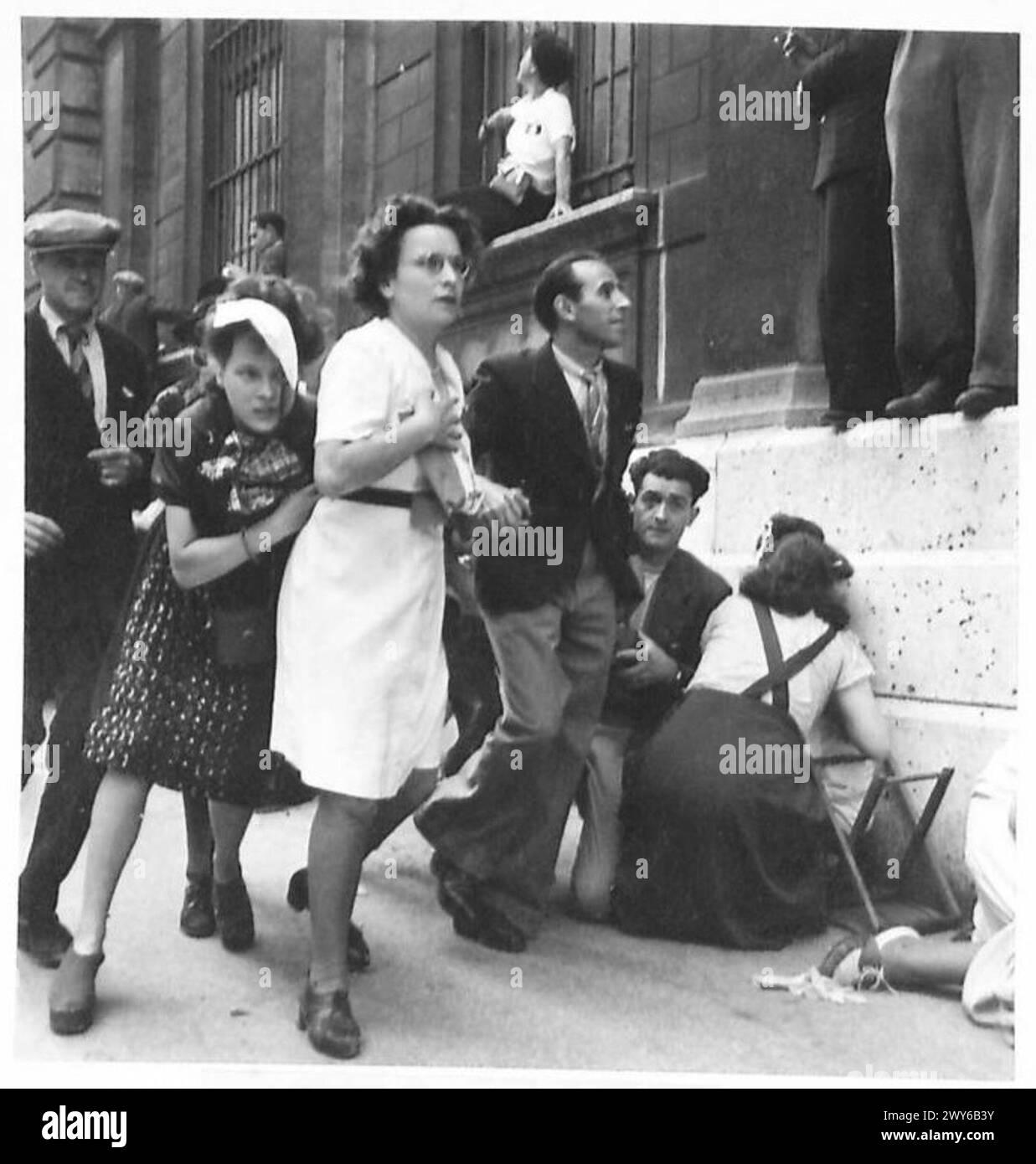 In Notre Dame kam General de Gaulle an, während deutsche Scharfschützen das Feuer eröffneten und Pariser flohen ließen. Der General und sein Stab blieben während des Vorfalls unverletzt. Stockfoto