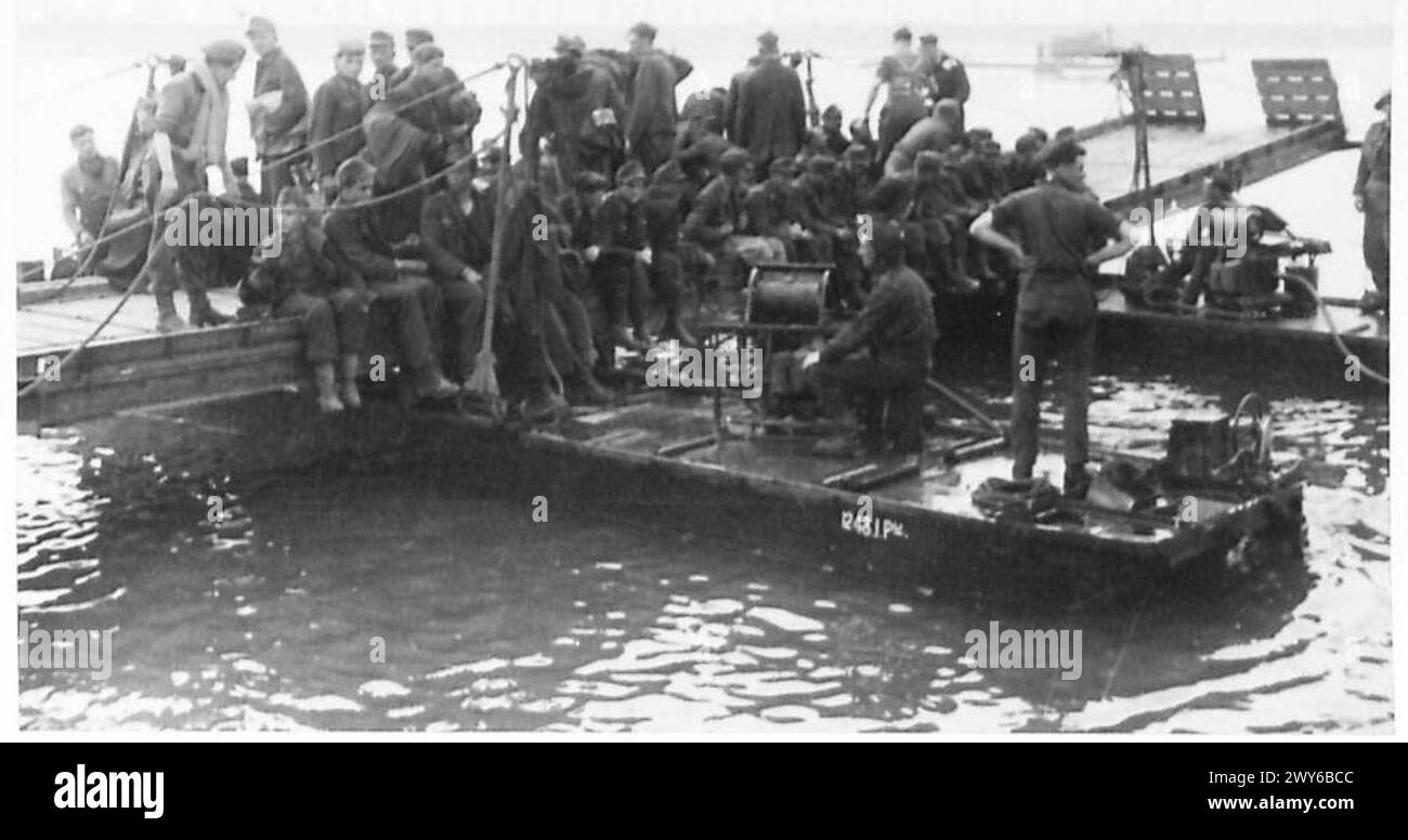 Deutsche Gefangene werden von der britischen Armee auf Rheinfähren transportiert, nachdem sie im Zweiten Weltkrieg bei militärischen Operationen in Nordwesteuropa gefangen genommen wurden Stockfoto