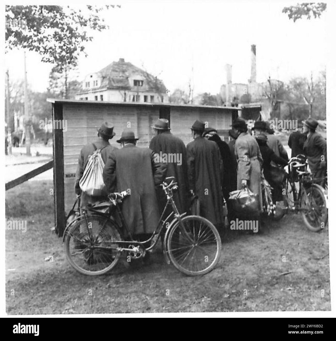 Die Bremer Zivilisten lesen während der Nachkriegsverwaltung Mitteilungen der britischen Militärregierung. Stockfoto