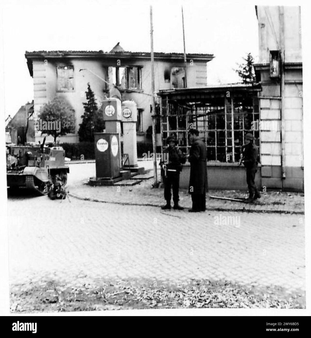 Ein Infanterie-Sergeant überprüft seine Ausweise und bestätigt, dass er belgischer ist, während der Operationen der britischen Armee, 21. Armeegruppe. Stockfoto