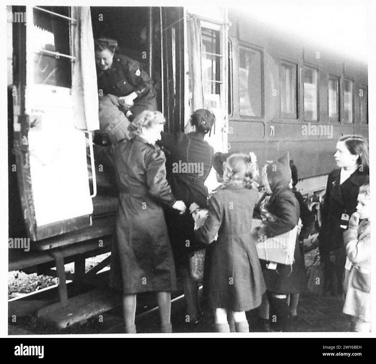 NIEDERLÄNDISCHE KINDER GEHEN NACH ENGLAND, UM SICH ZU ERHOLEN - und helfen einem der Kinder in den Zug. Britische Armee, 21. Armeegruppe Stockfoto