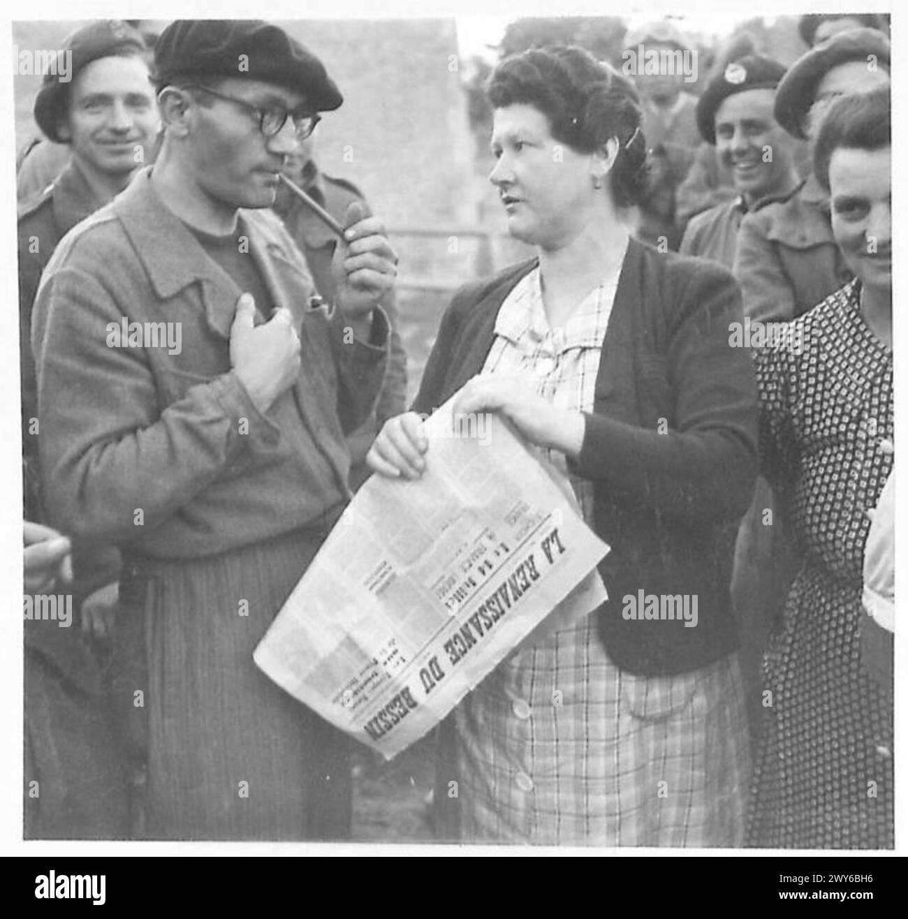 NACHRICHTEN FÜR DIE BEFREITEN FRANZOSEN - Dorfbewohner diskutieren über die neuesten Nachrichten. Britische Armee, 21. Armeegruppe Stockfoto