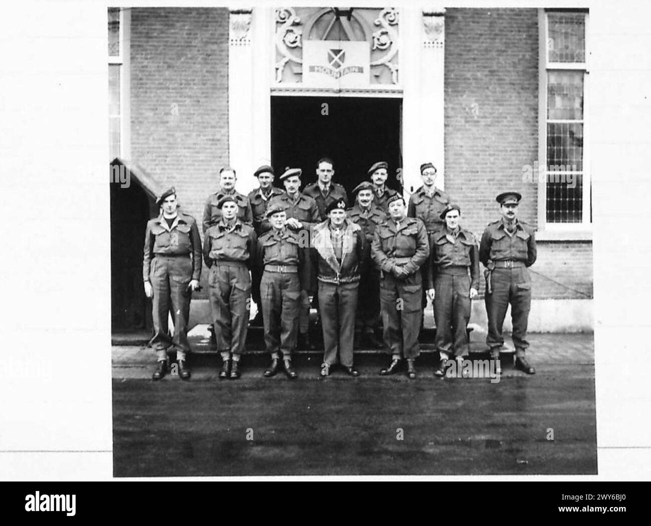 DER FINANZKANZLER BESUCHT DIE KRIEGSCHEFS UND FELDMARSCHALL MONTGOMERY MIT 52 DIV - Feldmarschall Sir Bernard L Montgomery, fotografiert mit dem Divisional Commander und Mitgliedern seines Stabes. Britische Armee, 21. Armeegruppe Stockfoto