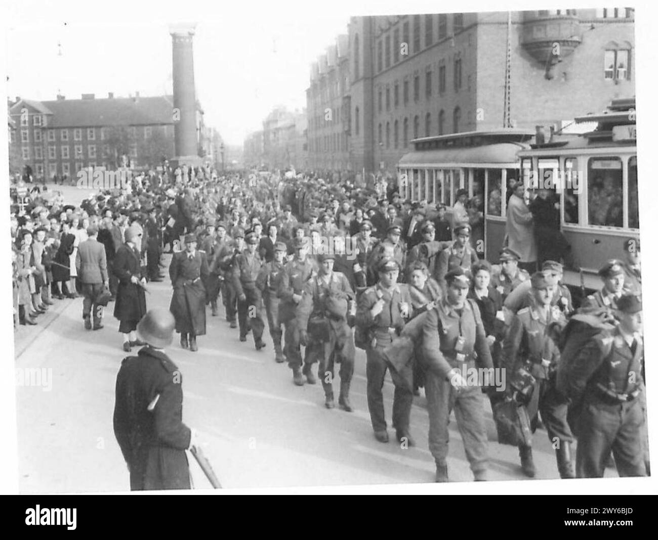 Deutsche Truppen und Zivilisten verlassen Kopenhagen mit verschiedenen Fahrzeugen und kehren nach Deutschland zurück. Stockfoto