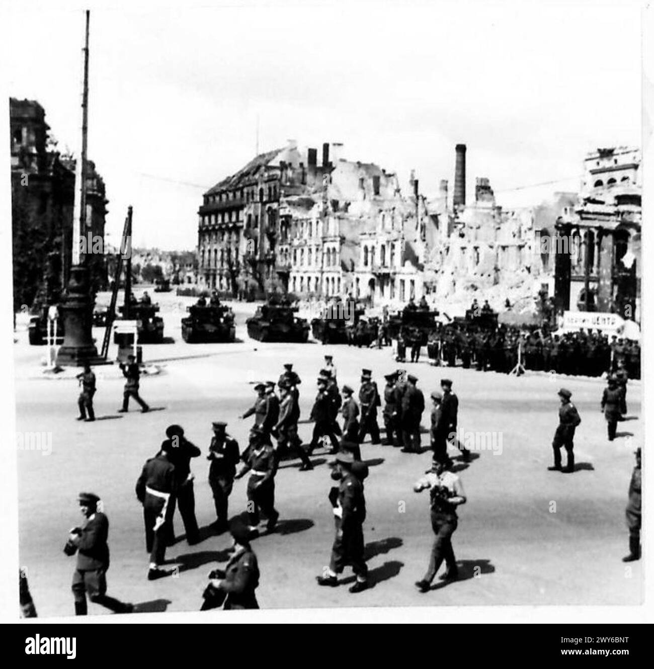 EINSETZUNG RUSSISCHER GENERÄLE DURCH FELDMARSCHALL MONTGOMERY - verschiedene Aufnahmen der Inspektion. Britische Armee, 21. Armeegruppe Stockfoto