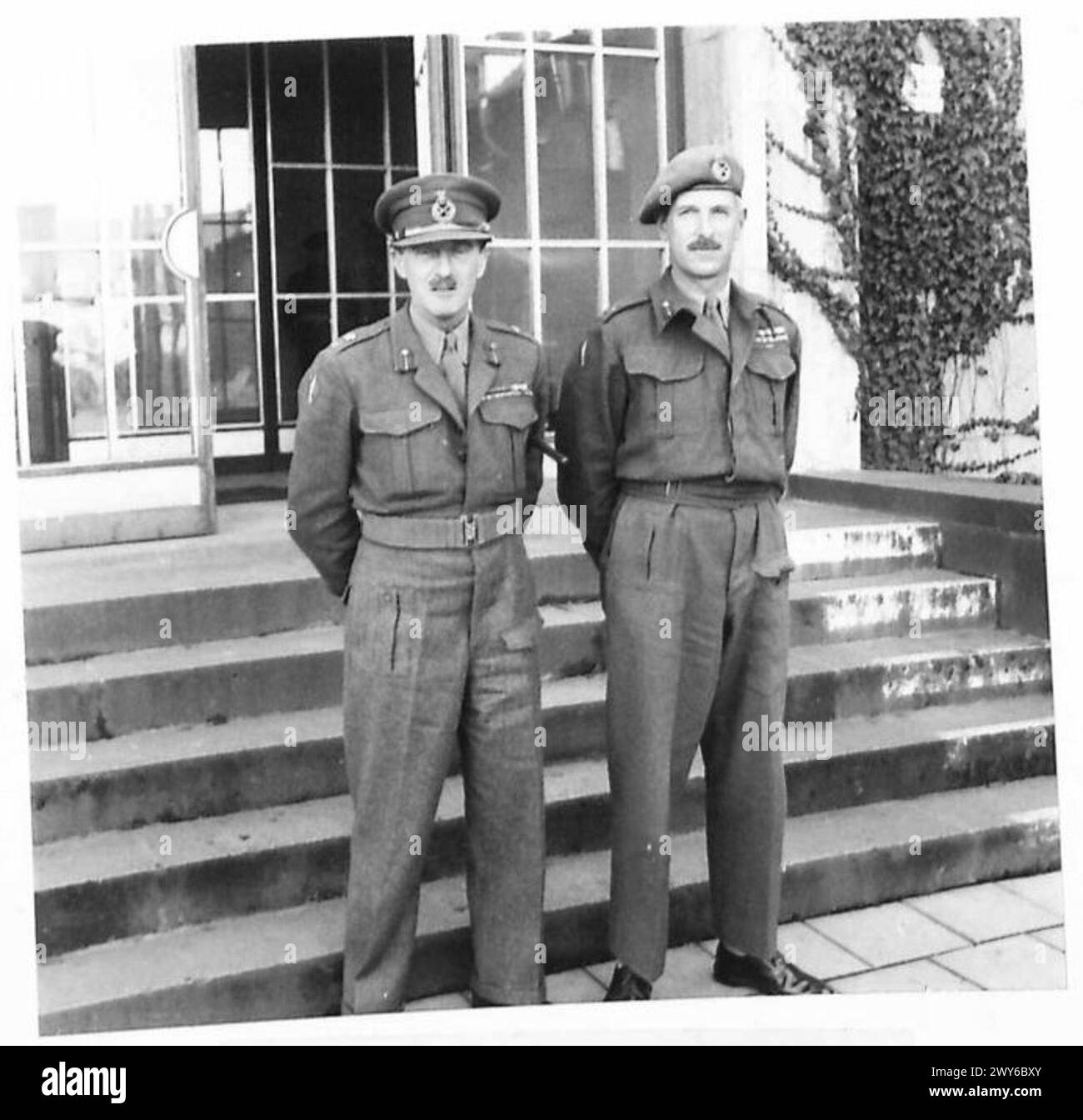 1. KORPS-GENERÄLE - GENERALLEUTNANT S.C. Kirkman, CB.,CBE.,MC., 1. Korps-Kommandeur mit Generalmajor G.I. Thomas, CB.,DSO.,MC. , Britische Rheinarmee Stockfoto