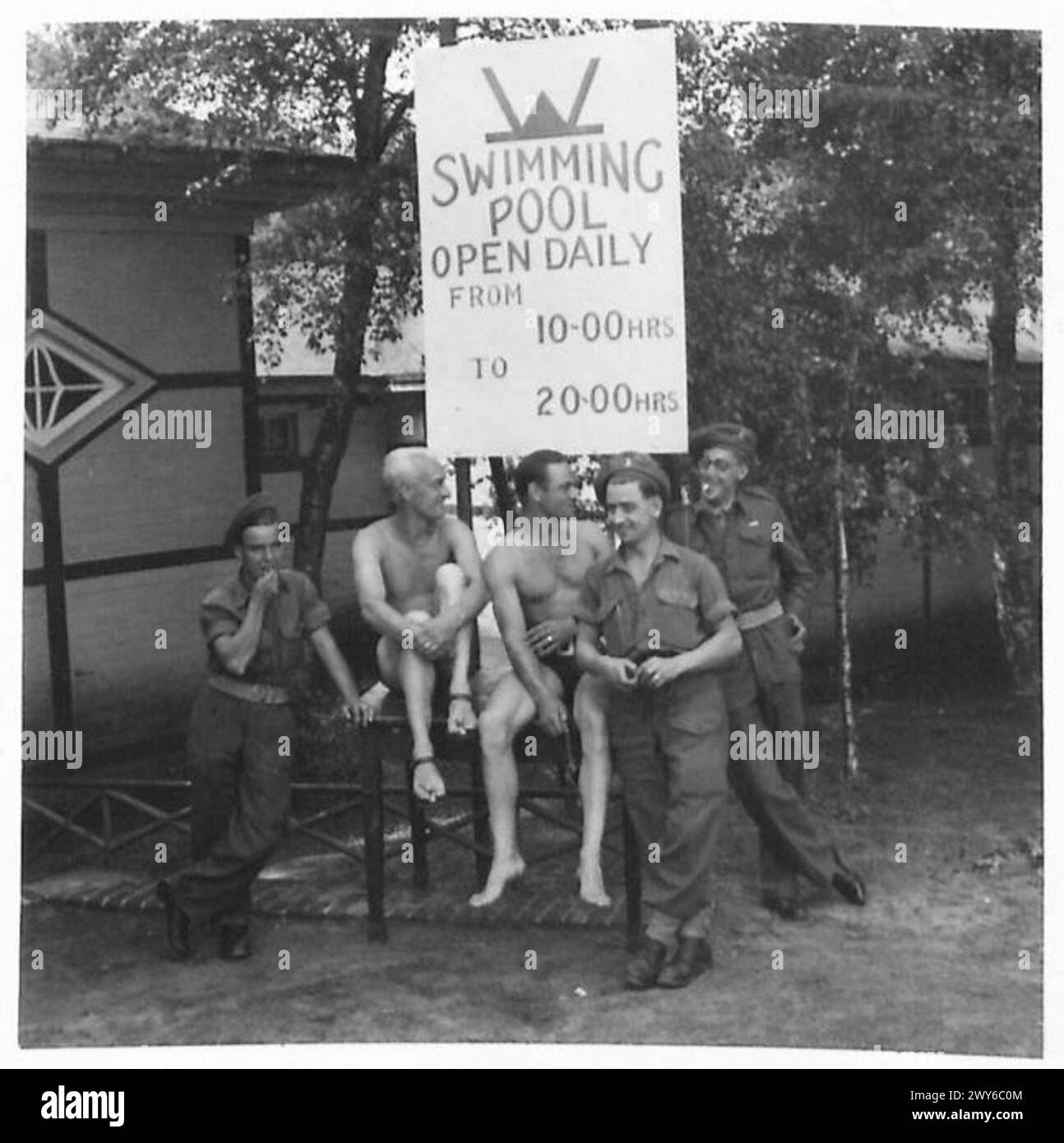 Der Eingang zu einem Schwimmbad zeigt ein Schild für die 53. Welch Division in Deutschland mit Öffnungszeiten. Stockfoto Der Eingang zu einem Schwimmbad zeigt ein Schild für die 53. Welch Division in Deutschland mit Öffnungszeiten. Stockfoto