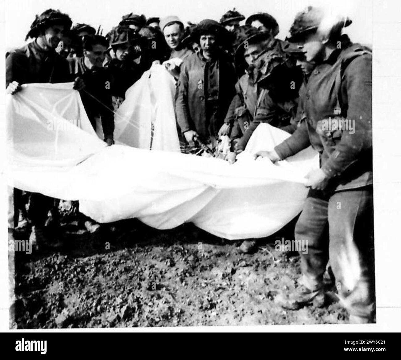 Soldaten des 7. Bataillons Seaforths holen einen Fallschirm von einem abgestürzten Flugzeug während der Operation des 12. Korps Rhein-Überquerung. Stockfoto