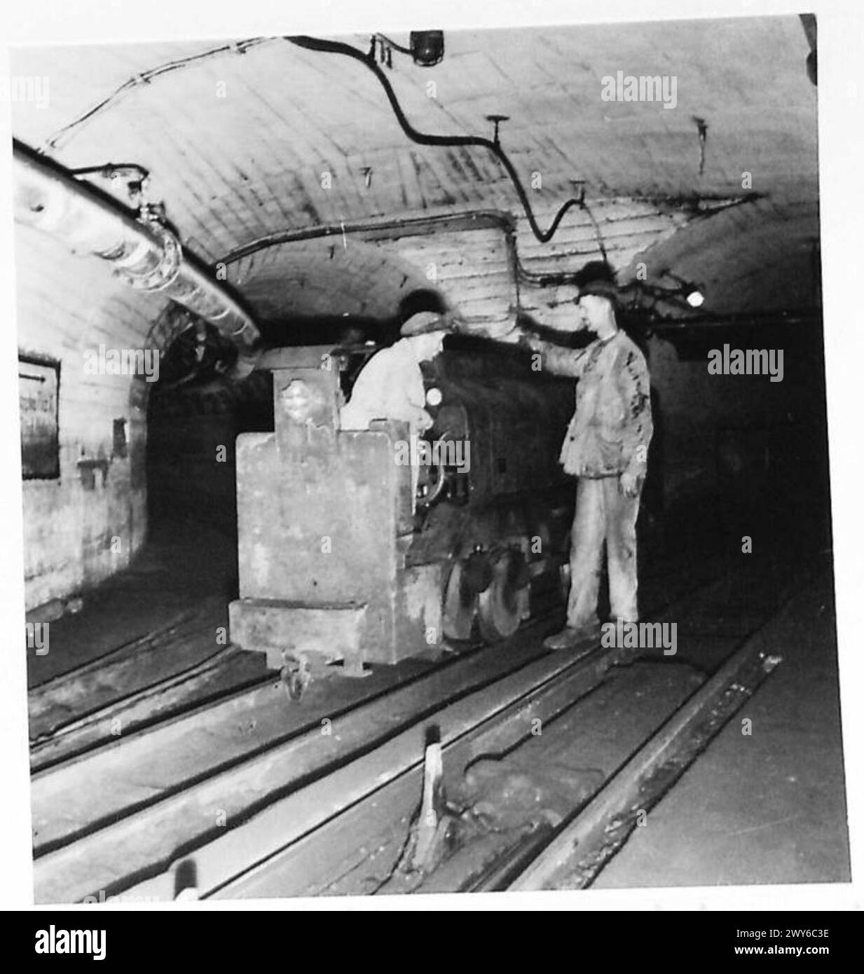 Ein dieselgetriebener Zug verkehrt über alle Abschnitte der Kohlewand Norddeutschlands, um Kohle während der Operationen der britischen Armee zu transportieren. Stockfoto