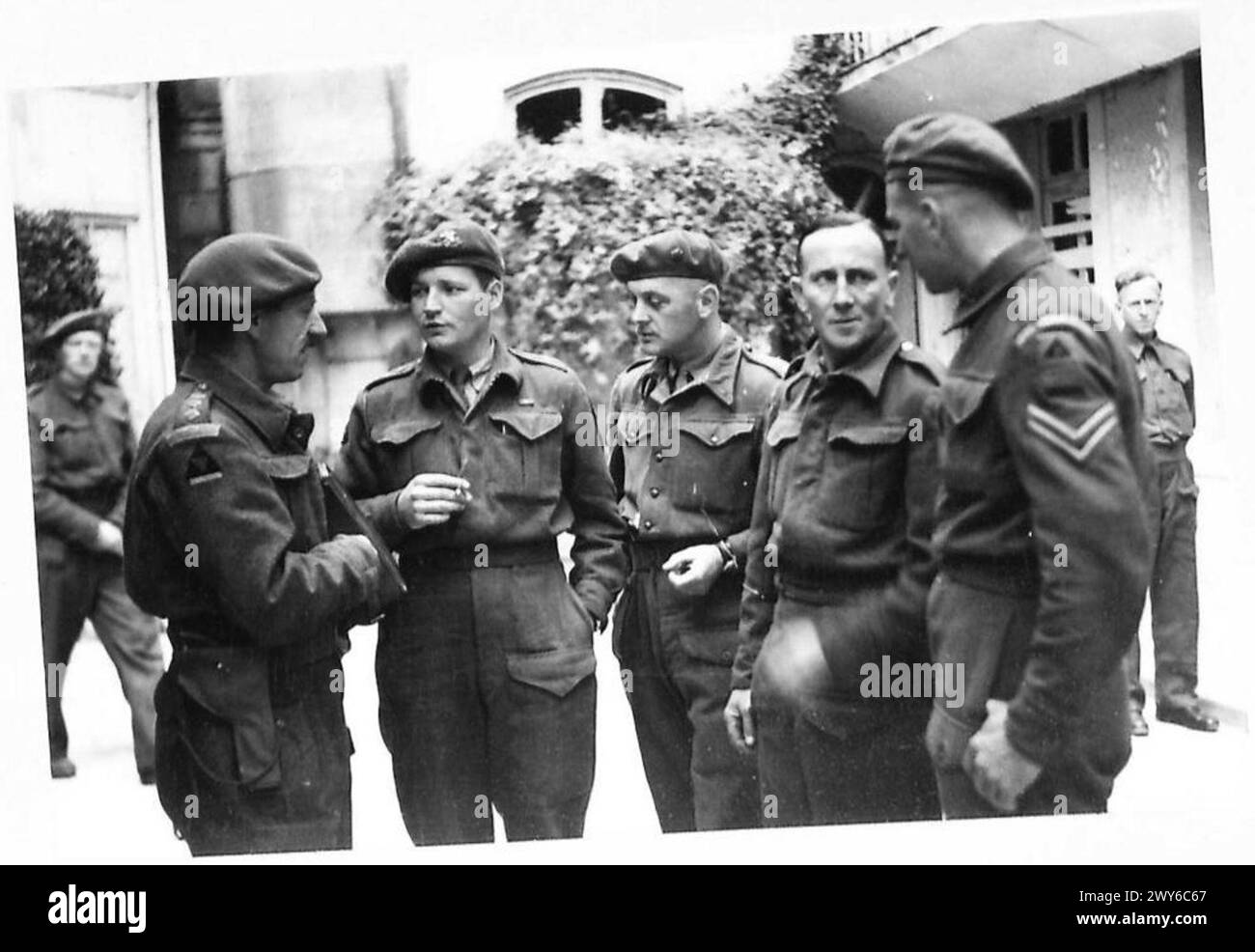 Ein französisches Luxushotel wurde in einen Rastclub für britische Truppen umgebaut. Captain Scarisbrick, ACC, überwacht die Gastronomie. Stockfoto
