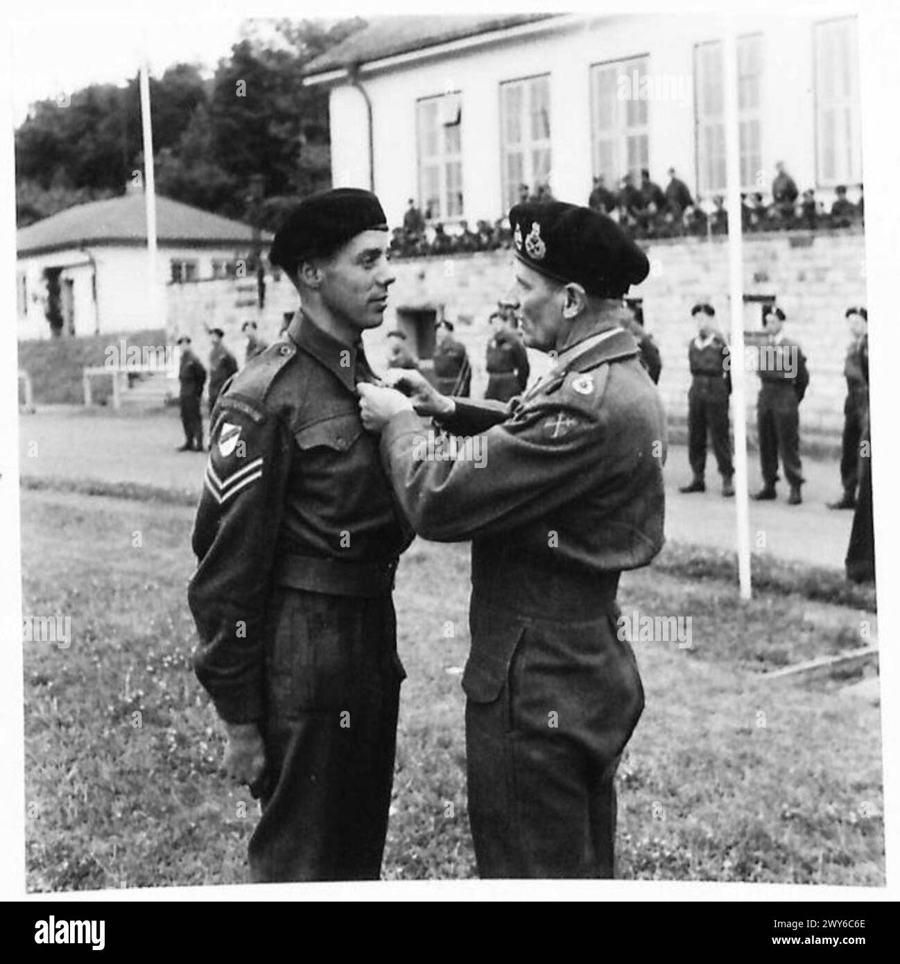 Lance Corporal T. Ollerton von der 3. Panzergarde erhielt die Militärmedaille vom Oberbefehlshaber während einer Einführungszeremonie für die 6. Panzergarde. Stockfoto
