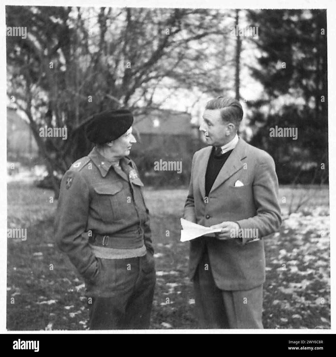 FELDMARSCHALL MONTGOMERY UND BBC APPELLIEREN AN SOLDATEN, SEELEUTE UND FLIEGER HELFEN DER GESELLSCHAFT - Feldmarschall Sir Bernard Montgomery in seinem Hauptquartier in Holland diskutiert den Text des Aufrufs für Soldaten, Seeleute und Airmens Help Society, den Mr. Donald McCullough (der Fragemeister des Brains Trust) am Sonntag machen wird, Februar. Die Gesellschaft hilft Männern und Frauen sowohl im Dienst als auch nach der Entlassung. Zu seinen Aktivitäten gehören die Workshops des Lord Robert zur Ausbildung von behinderten Männern. Britische Armee, 21. Armeegruppe Stockfoto