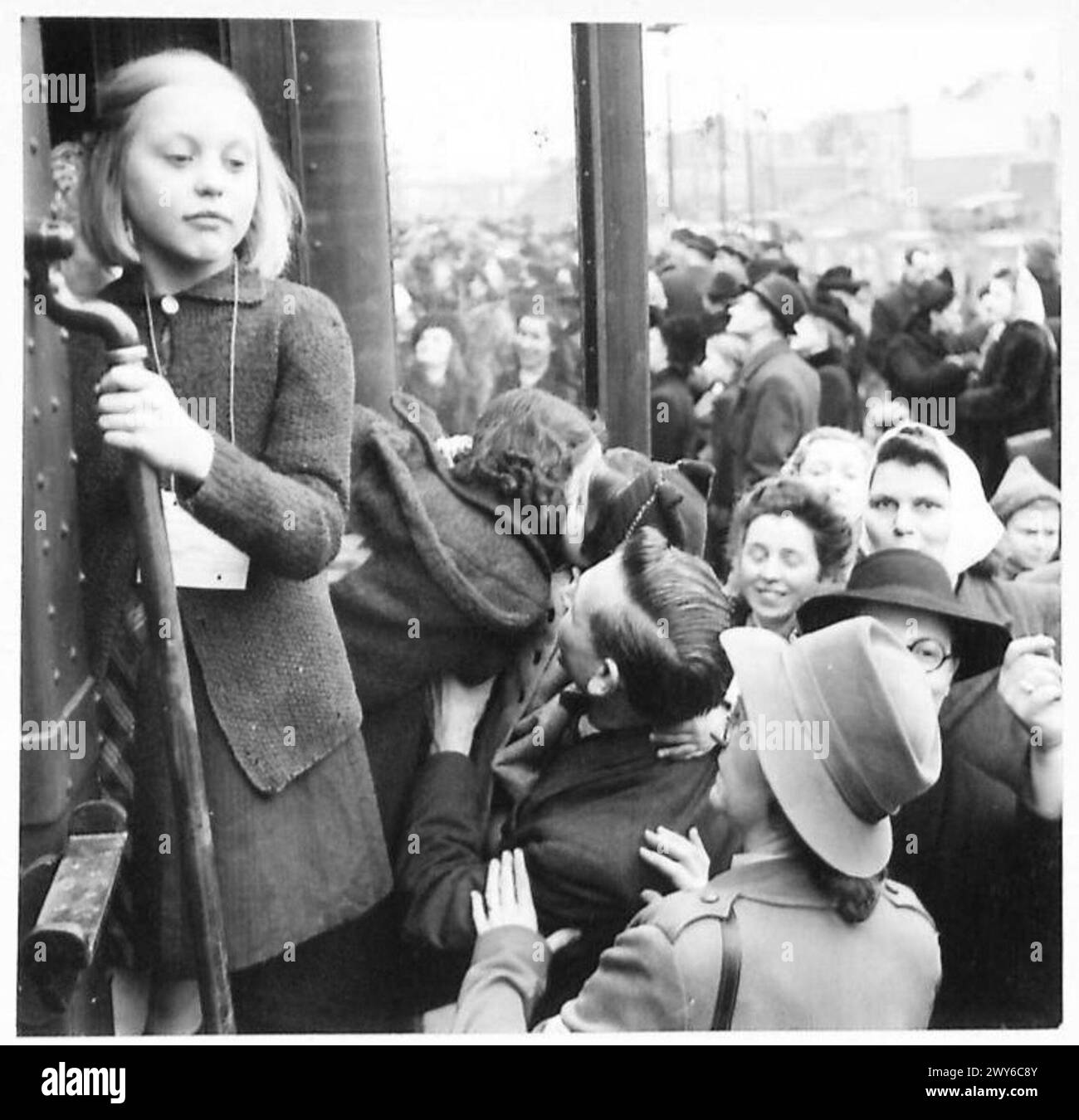 Belgische Kinder fuhren an einem Bahnhof in die Schweiz ab, während die Eltern sie während der Operationen der britischen Armee und der 21. Armeegruppe begleiteten. Stockfoto