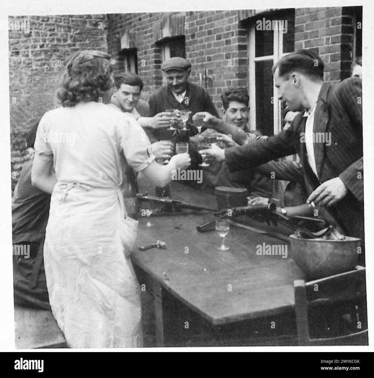 Englische Sergeants und französische Widerstandskämpfer feiern den Sieg in Ecouche während des Vormarsches der Alliierten. Stockfoto