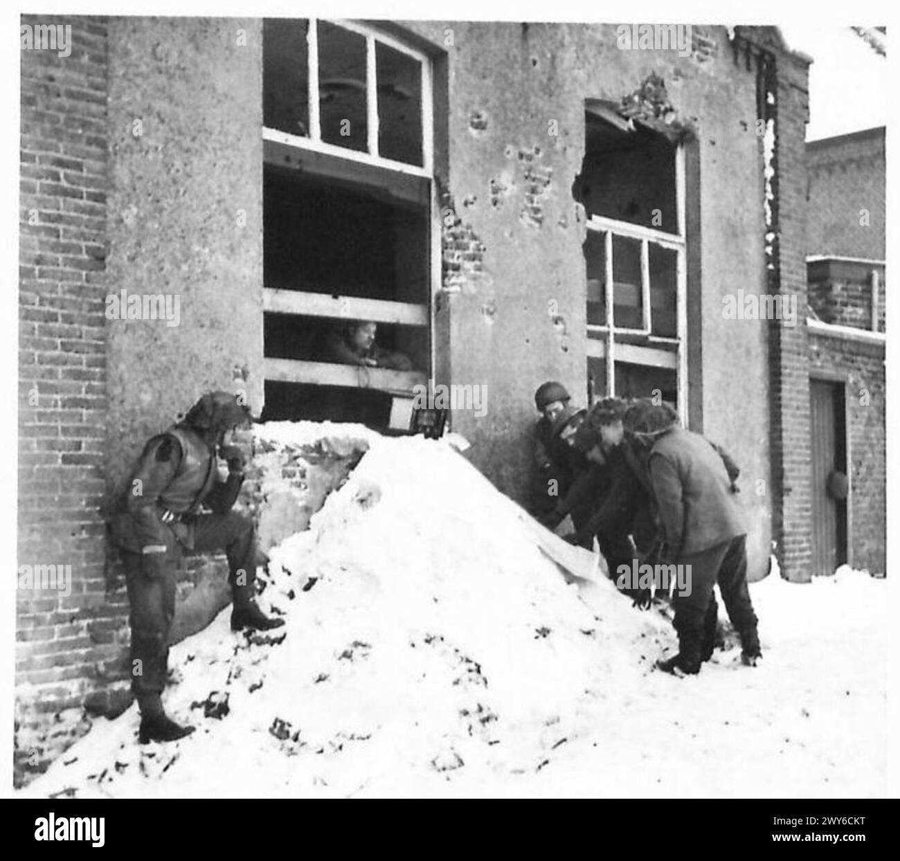 Männer des 1. Royal Norfolk Regiments, 185. Infanterie-Brigade, 3. Britischen Division, hören Radio-Nachrichten über den russischen Vormarsch. Stockfoto