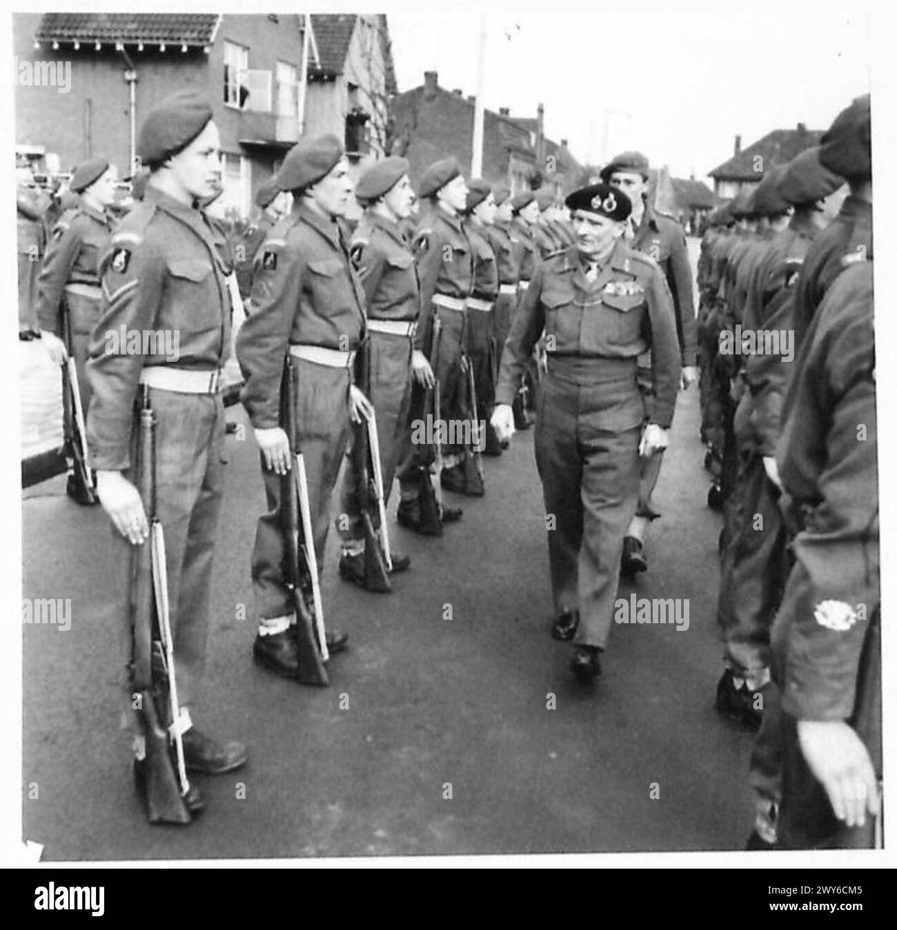 Feldmarschall Montgomery inspiziert bei der Ankunft die Ehrenwache des Regiments der Königin für eine Einführungszeremonie. Stockfoto