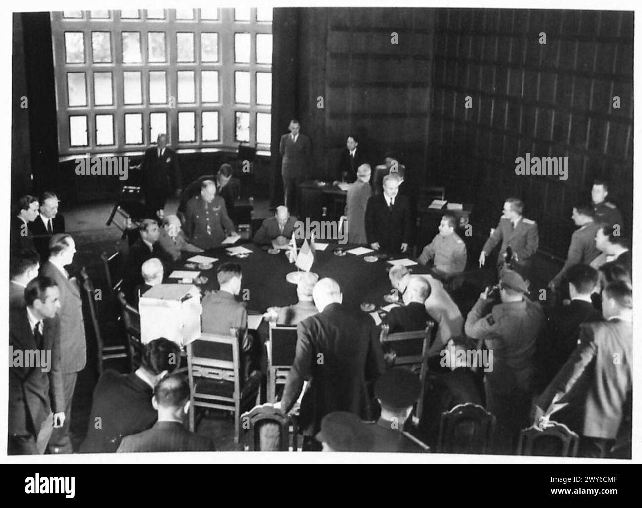 Während der Big Three Conference treffen sich die Führer in einem Konferenzraum, um strategische Diskussionen zwischen den alliierten Mächten mit Beteiligung der britischen Armee zu repräsentieren. Stockfoto