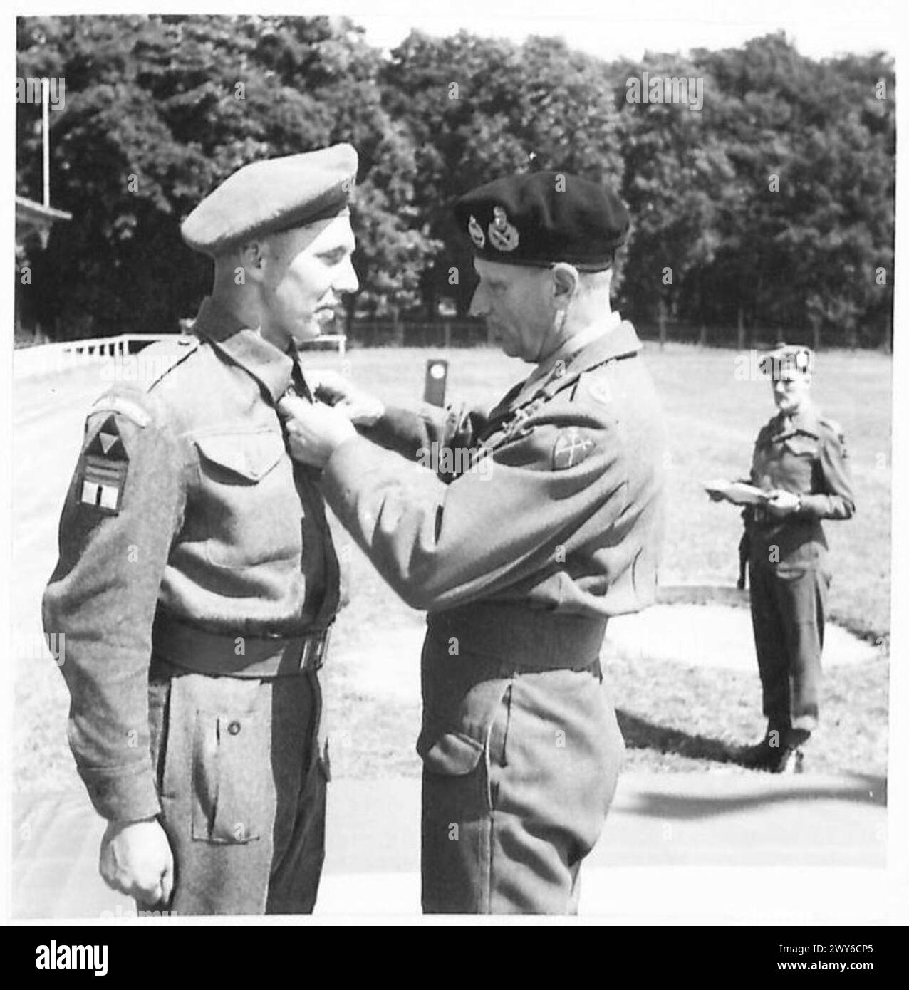 Der private Wright des 1. Bataillons, Royal Norfolk Regiment, wird mit der Militärmedaille unter der britischen Armee 21st Army Group ausgezeichnet. Stockfoto