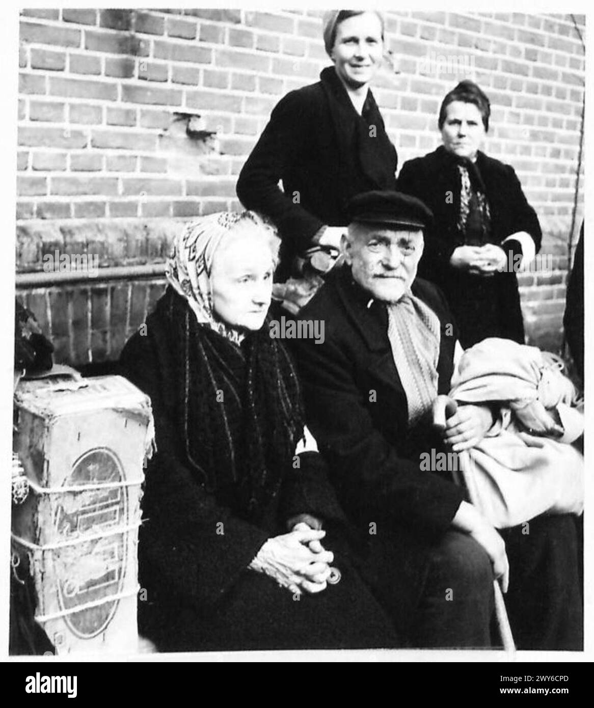 Ein älteres deutsches Ehepaar aus Kleve im Alter von 73 und 76 Jahren wird als Flüchtlinge identifiziert, die während der Zeit nach der Besatzung von der 21. Armee der britischen Armee unterstützt werden. Stockfoto