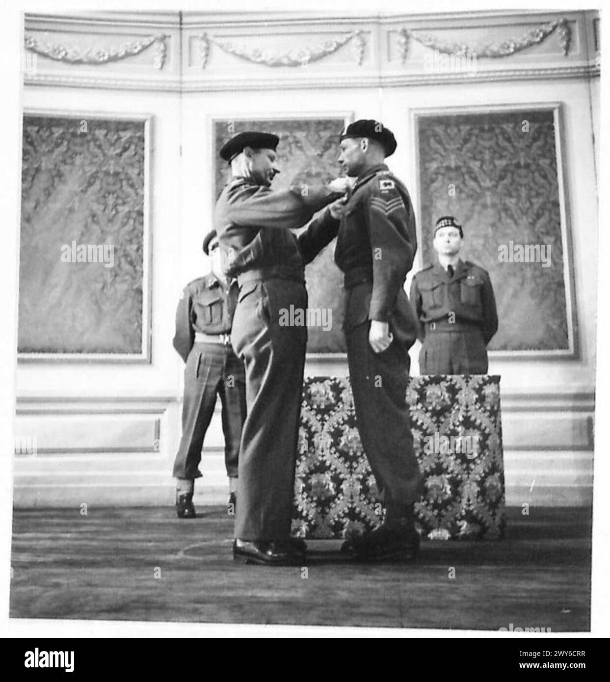 Feldmarschall Montgomery erhielt die Militärmedaille während einer Einführungszeremonie in Ypern, British Army, 21st Army Group. Stockfoto