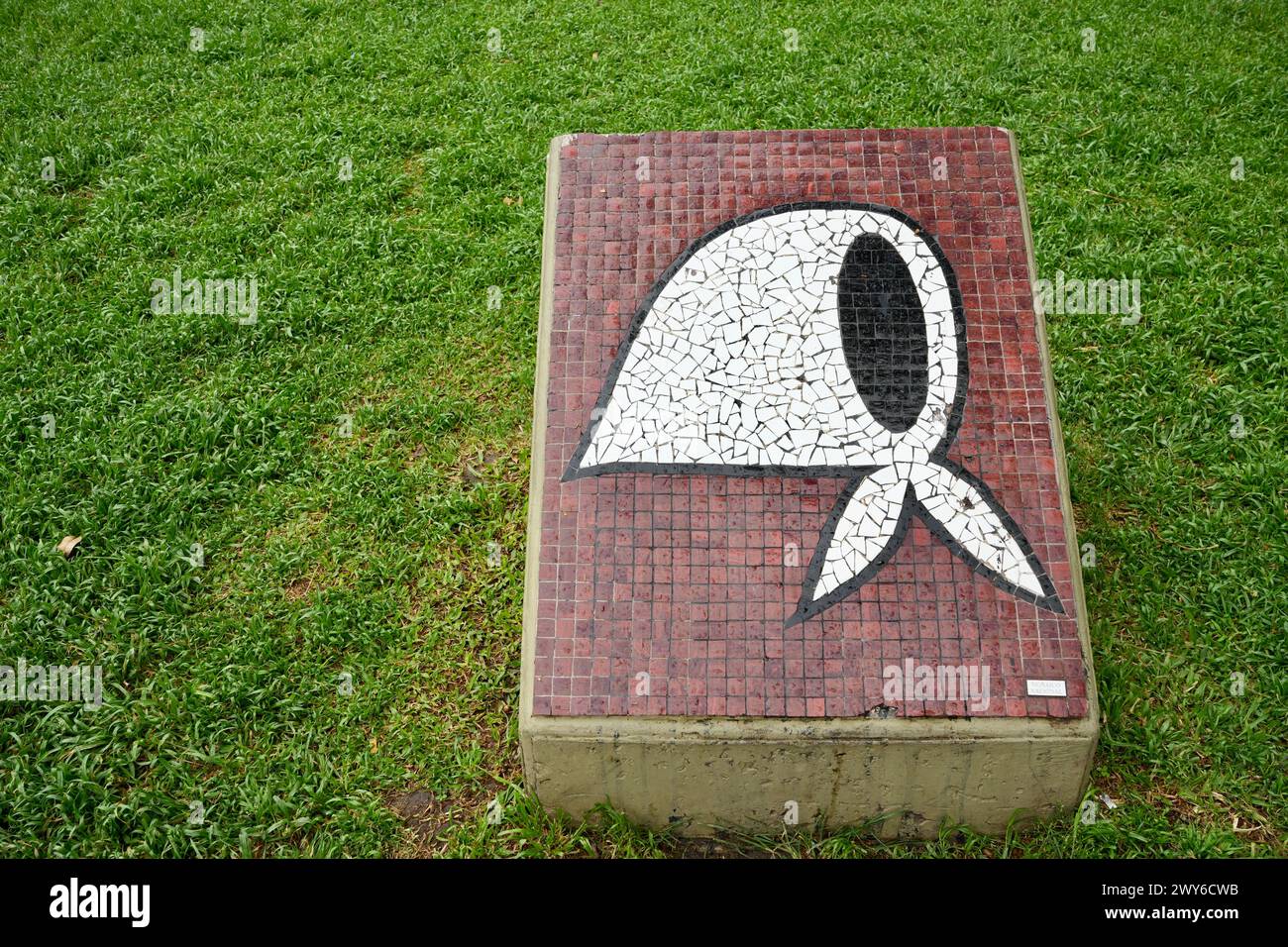 Gekacheltes Mosaik Weißes Kopftuch Symbol der Mütter der Plaza de Mayo Bewegung für ihre verlorenen Kinder während der Militärdiktatur. Stockfoto
