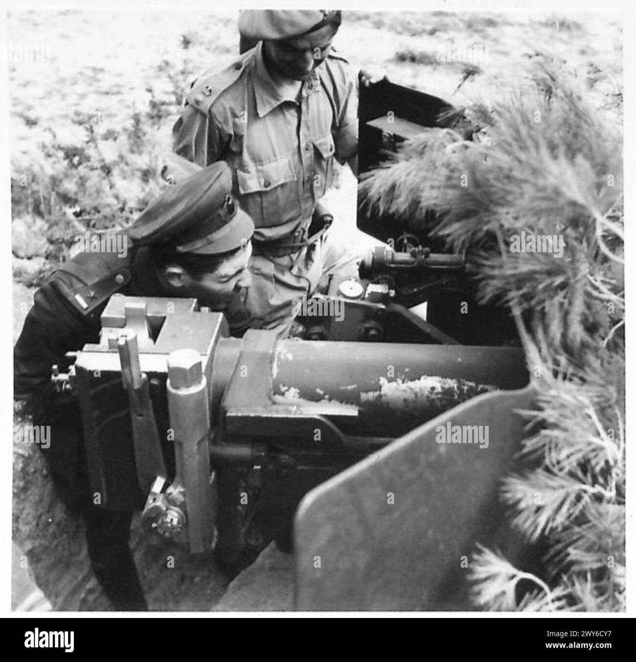 TÜRKISCHE MILITÄRMISSION IN TUNESIEN - Ein Lieut.Colonel erklärt einem der türkischen Offiziere die Punkte einer 6-Pfünder-Panzerabwehrkanone. Britische Armee, 6. Panzerdivision Stockfoto