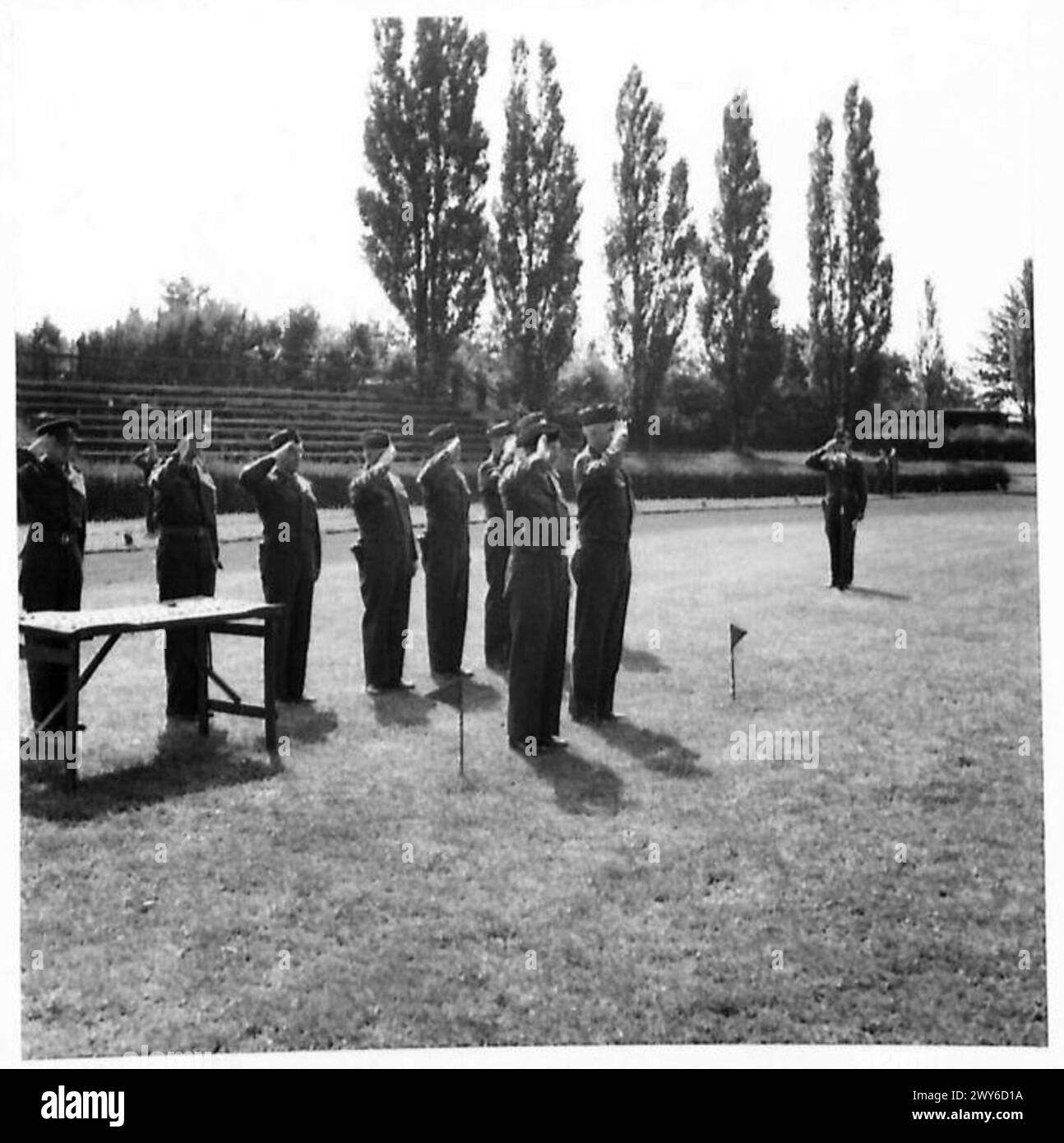 Amerikanische Offiziere und Soldaten werden mit britischen Auszeichnungen ausgezeichnet, wobei der Oberbefehlshaber während der Operationen der 21. Armeegruppe den Gruß der Ehrengarde auf den Sportsplats zurückgibt. Stockfoto