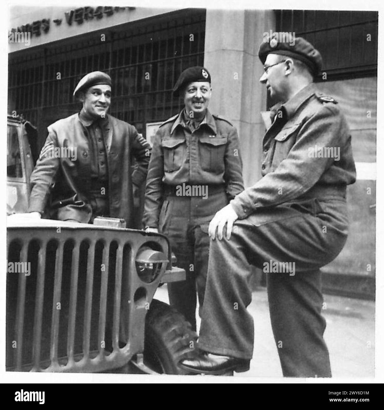 C. Forrest, Herausgeber des Derby Telegraph, befragt Sergeant David Good und Trooper Edwin Furniss von der britischen Armee über ihre Derby-Verbindungen in Nordwesteuropa, 1944–1945. Stockfoto