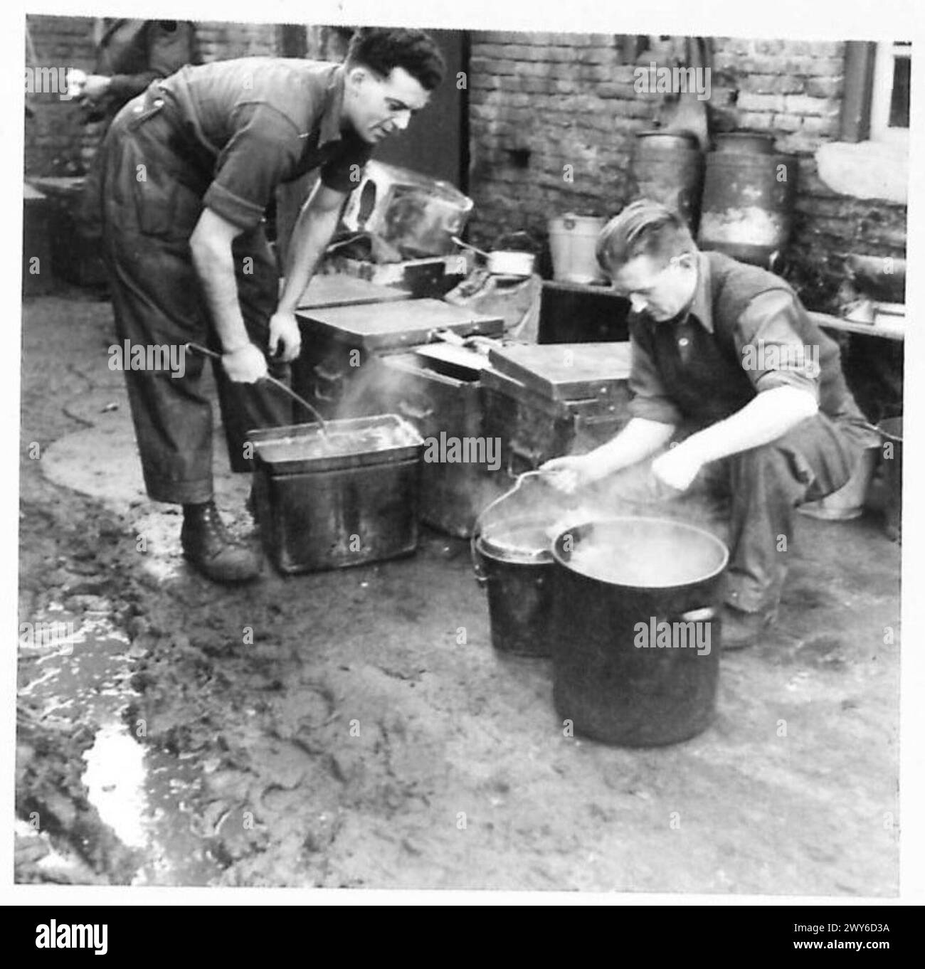 CATERING-VERSORGUNG UND SERVICE - Ptes Rolfe und Thomson füllen die Behälter, in denen die warmen Speisen transportiert werden. Britische Armee, 21. Armeegruppe Stockfoto