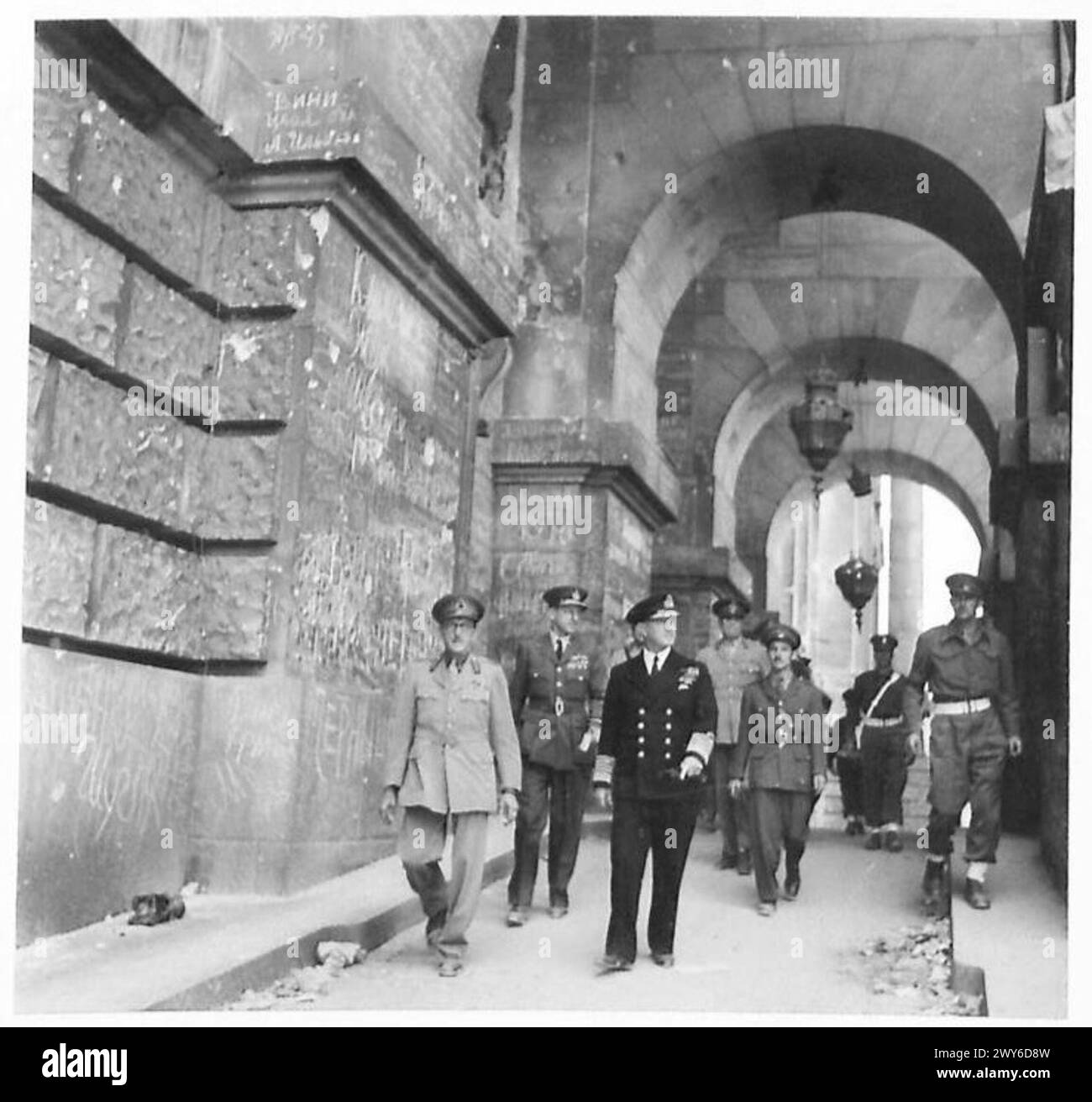 Die Stabschefs der Big Three Konferenz führen durch den Ruinen des Reichstags in Berlin. Stockfoto